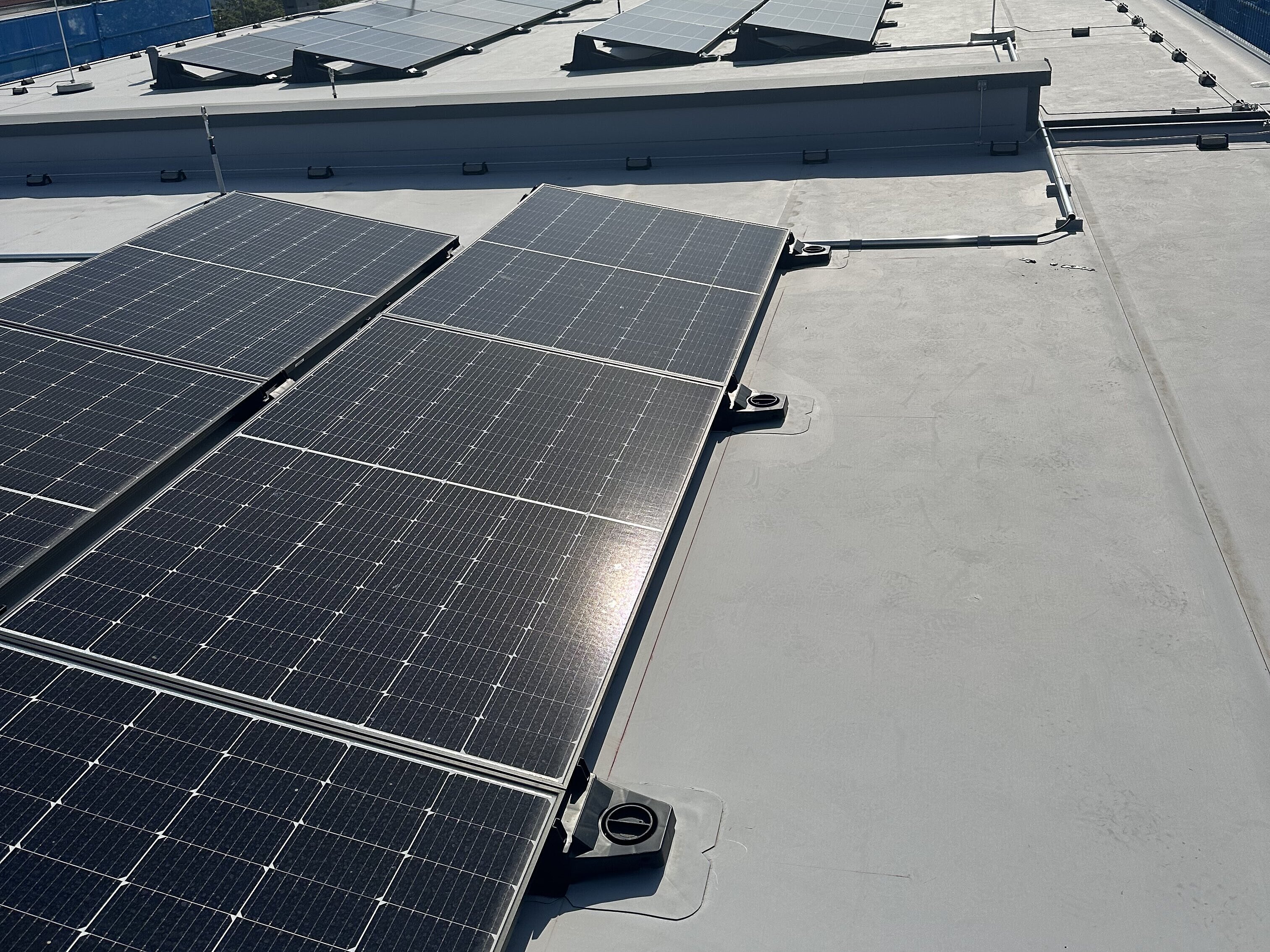 Photovoltaikanlage auf dem Dach des Wohnblocks auf der Adolph-Kolping-Str. 11-29 in Bautzen, welcher durch die Firma AIP Görlitz saniert wurde