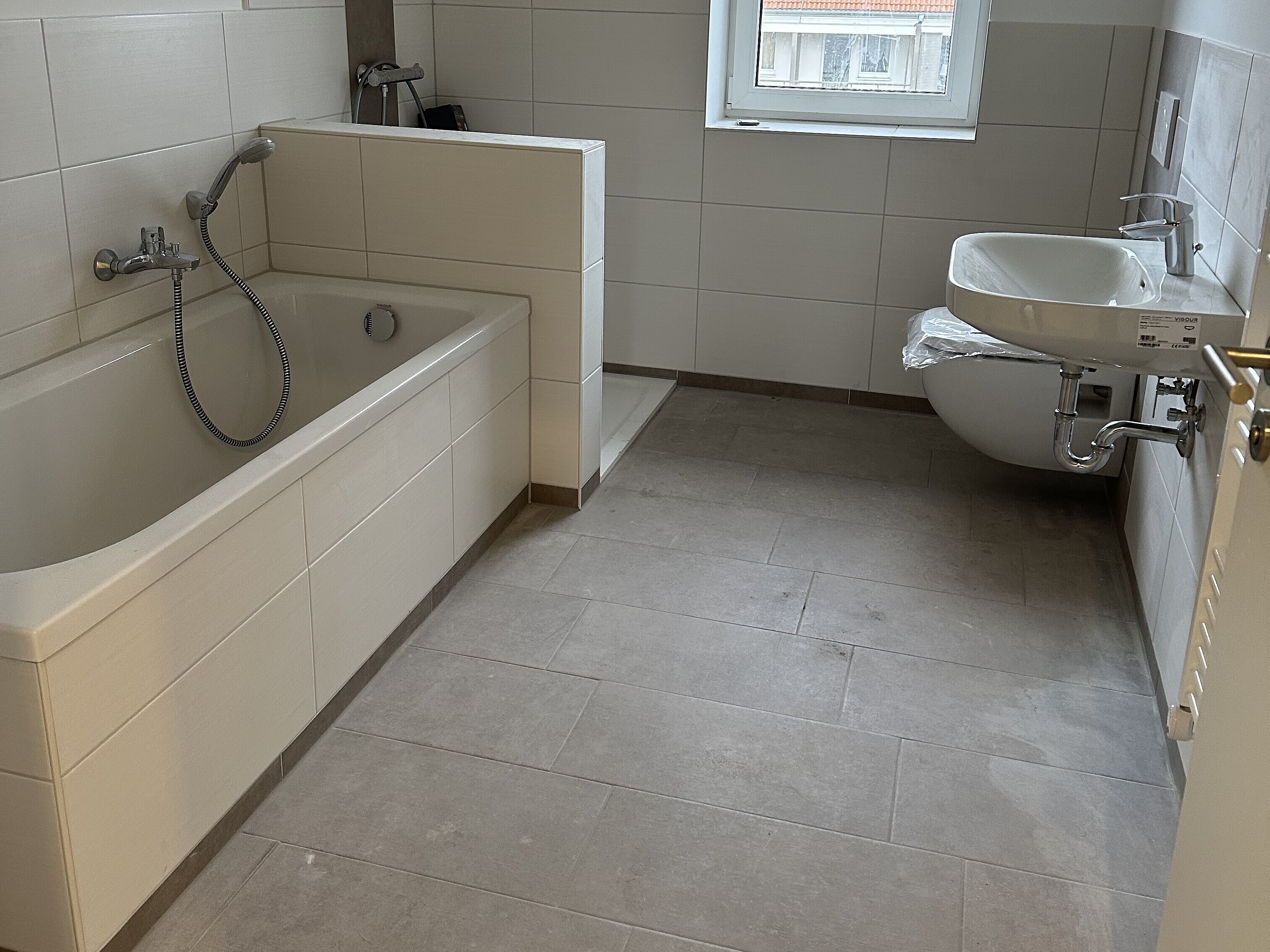 Badezimmer im durch das Görlitzer Architekturbüro AIP sanierten Wohnblocks auf der Adolph-Kolping-Str. 11-29 in Bautzen