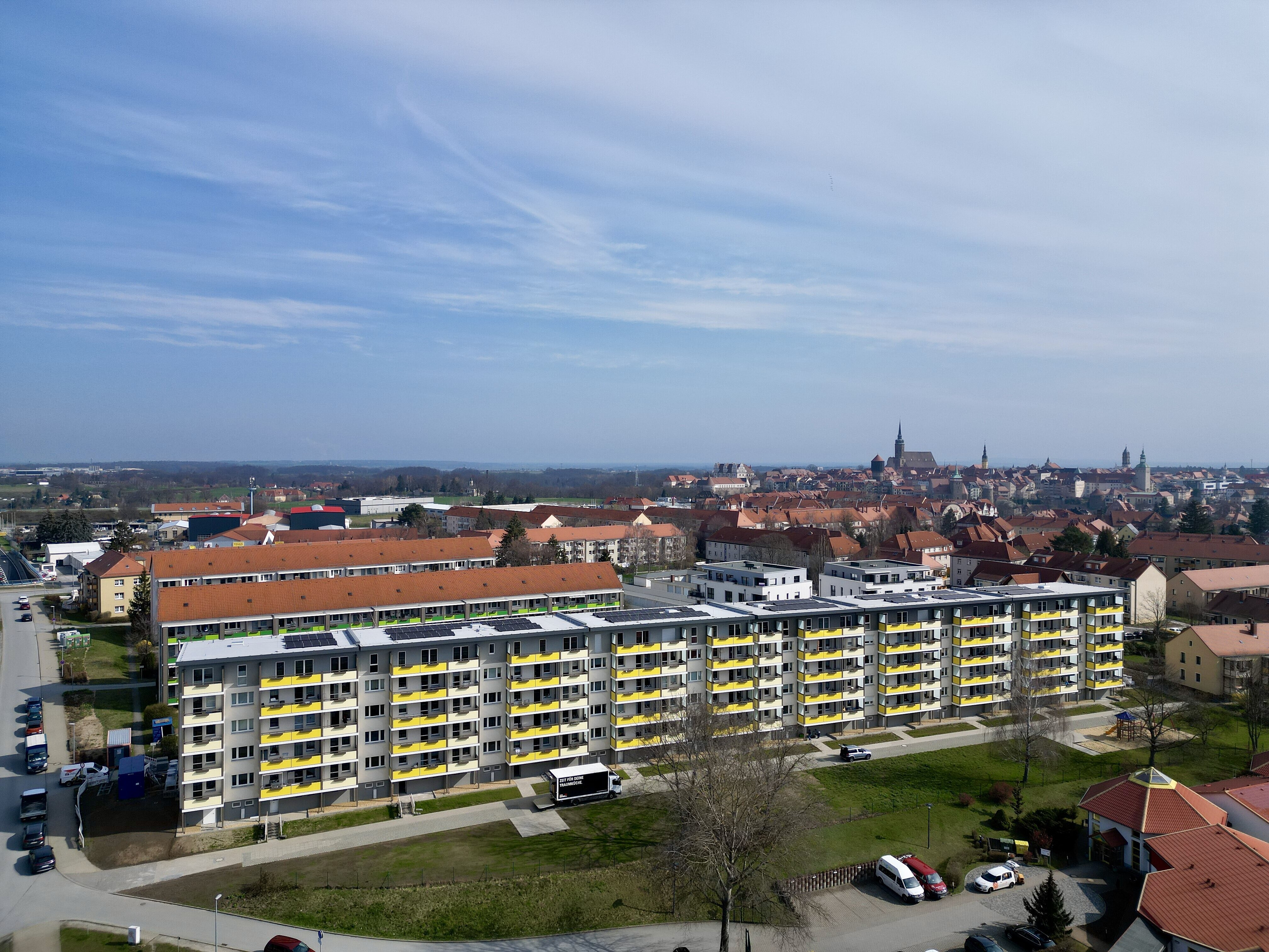 Luftbild des durch AIP Görlitz sanierten Wohnblocks auf der Adolph-Kolping-Str. 11-29 in Bautzen, in gelber Farbe 