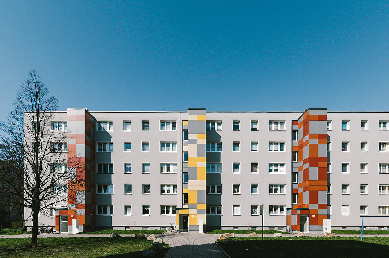 Durch das Architekturbüro AIP für Görlitz und Umgebung durchgeführter Aufzugsanbau bei einem Wohngebäude in Bautzen