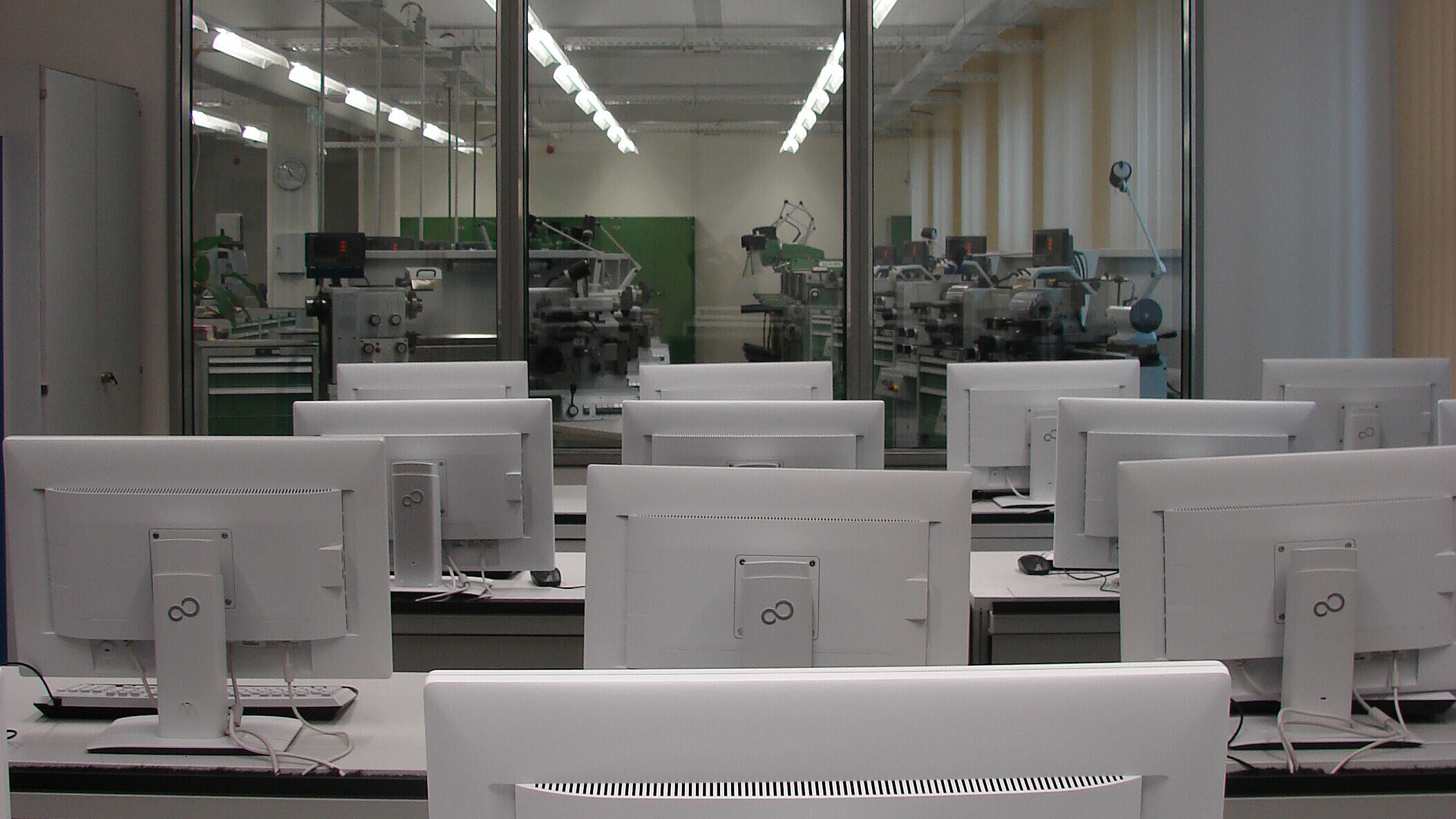 IT-Kabinett im Maschinen- und Projektzentrum der Hochschule in Görlitz als Projekt des aus der Lausitz stammenden Architekturbüros AIP 