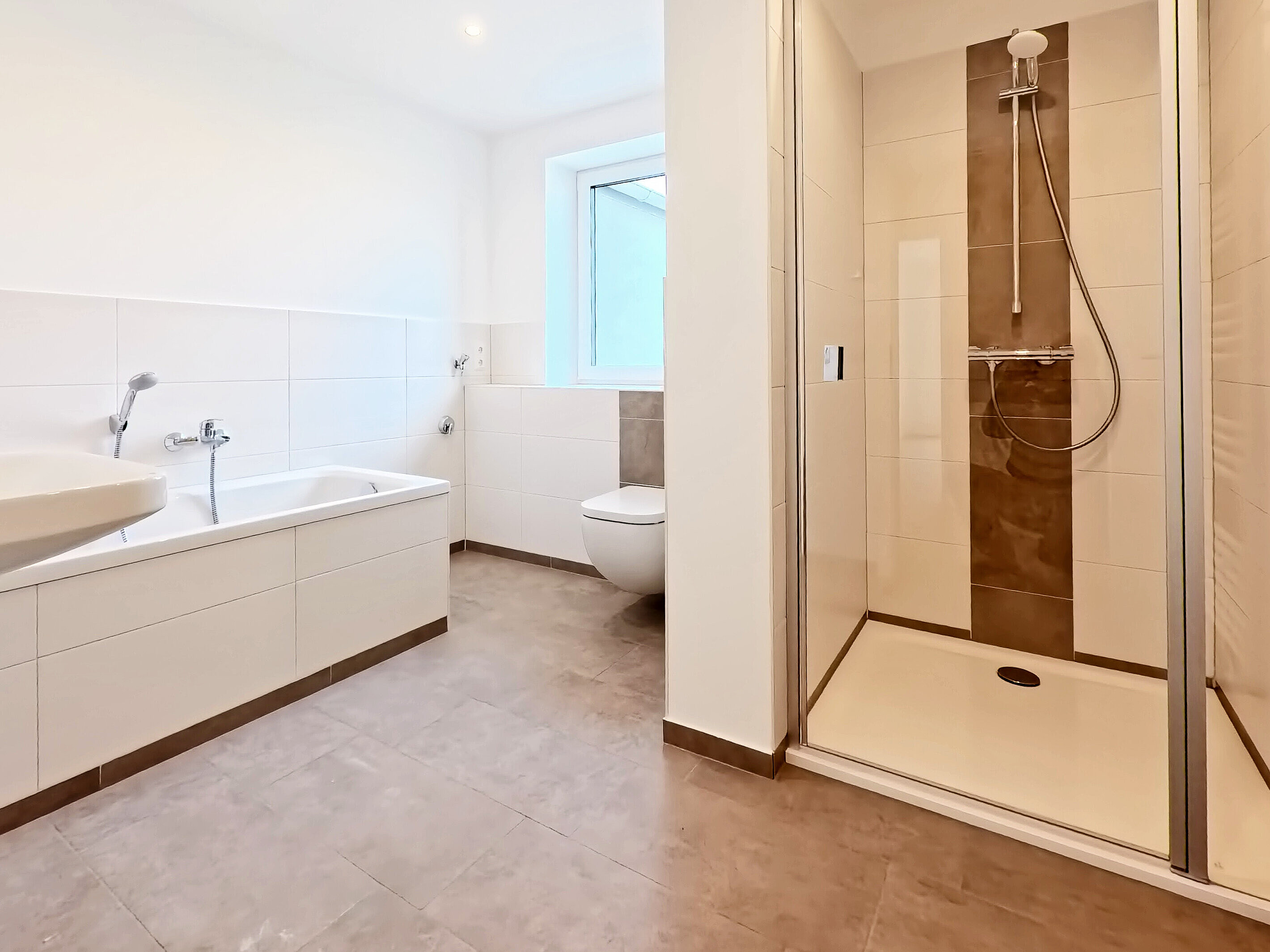 Badezimmer mit Dusche und Badewanne im durch das Görlitzer Architekturbüro AIP sanierten Wohnblocks auf der Adolph-Kolping-Str. 11-29 in Bautzen