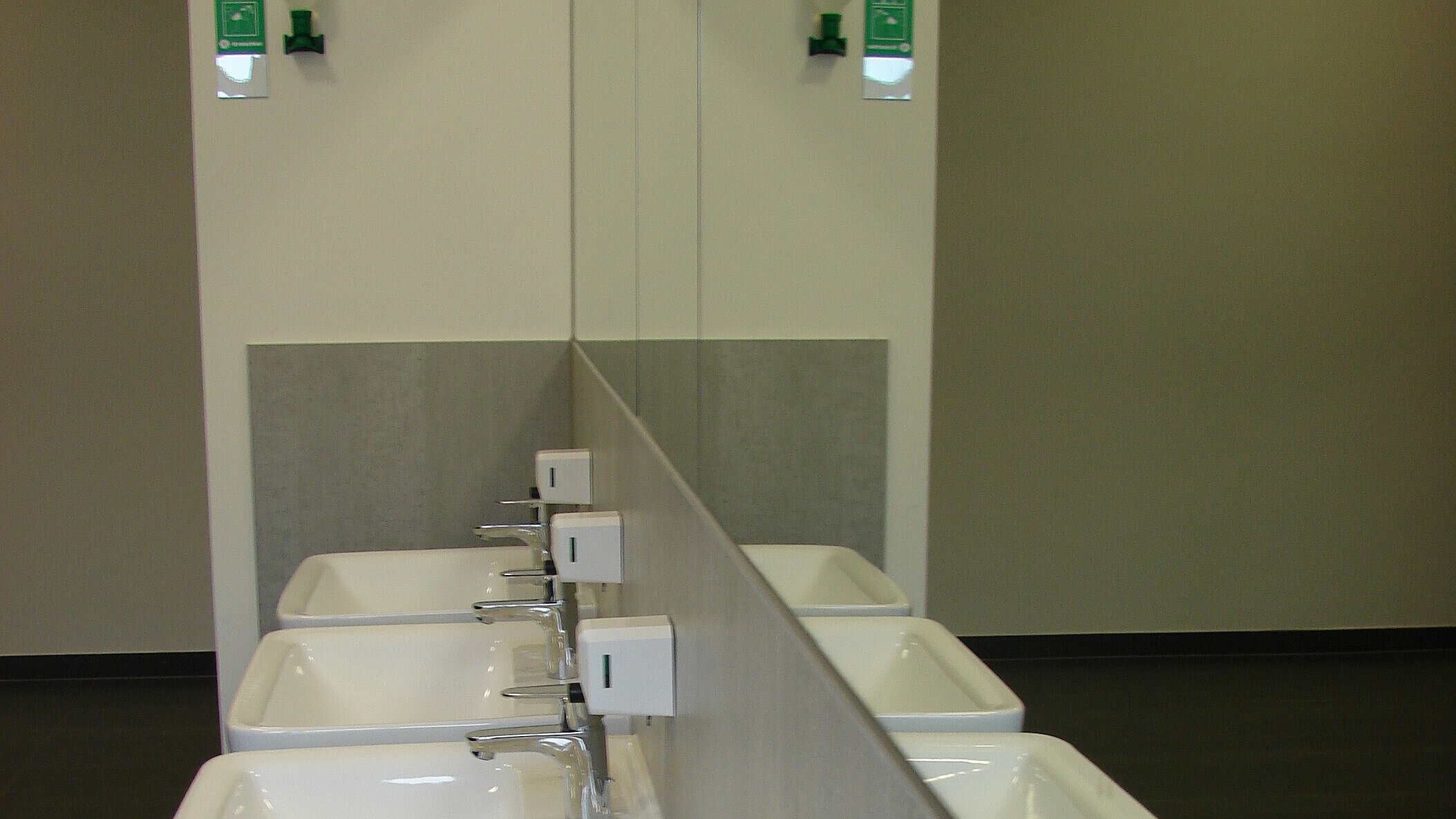 Modernisierte Sanitäranlagen in der Hochschule in Görlitz als Projekt des Architekturbüros AIP aus der Lausitz 