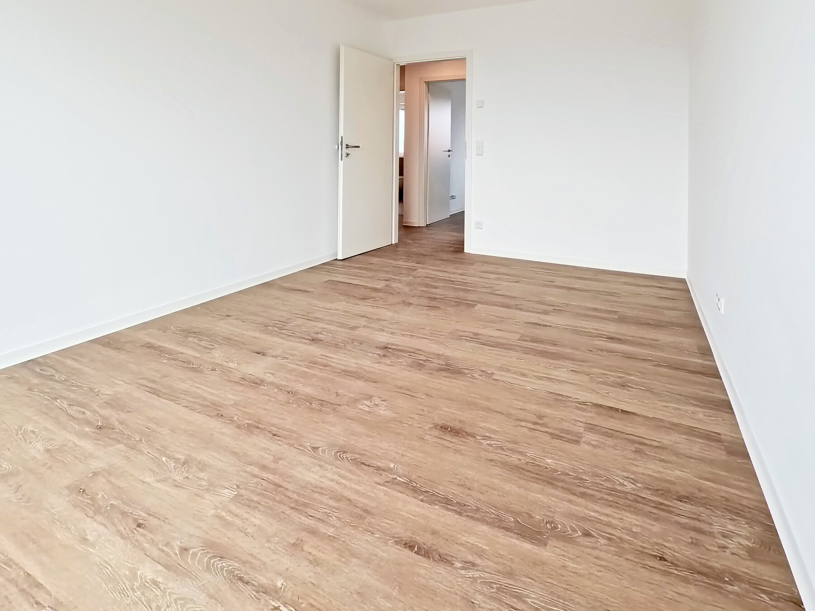 Innenraum Zimmer mit Blick auf Tür im durch das Görlitzer Architekturbüro AIP sanierten Wohnblocks auf der Adolph-Kolping-Str. 11-29 in Bautzen