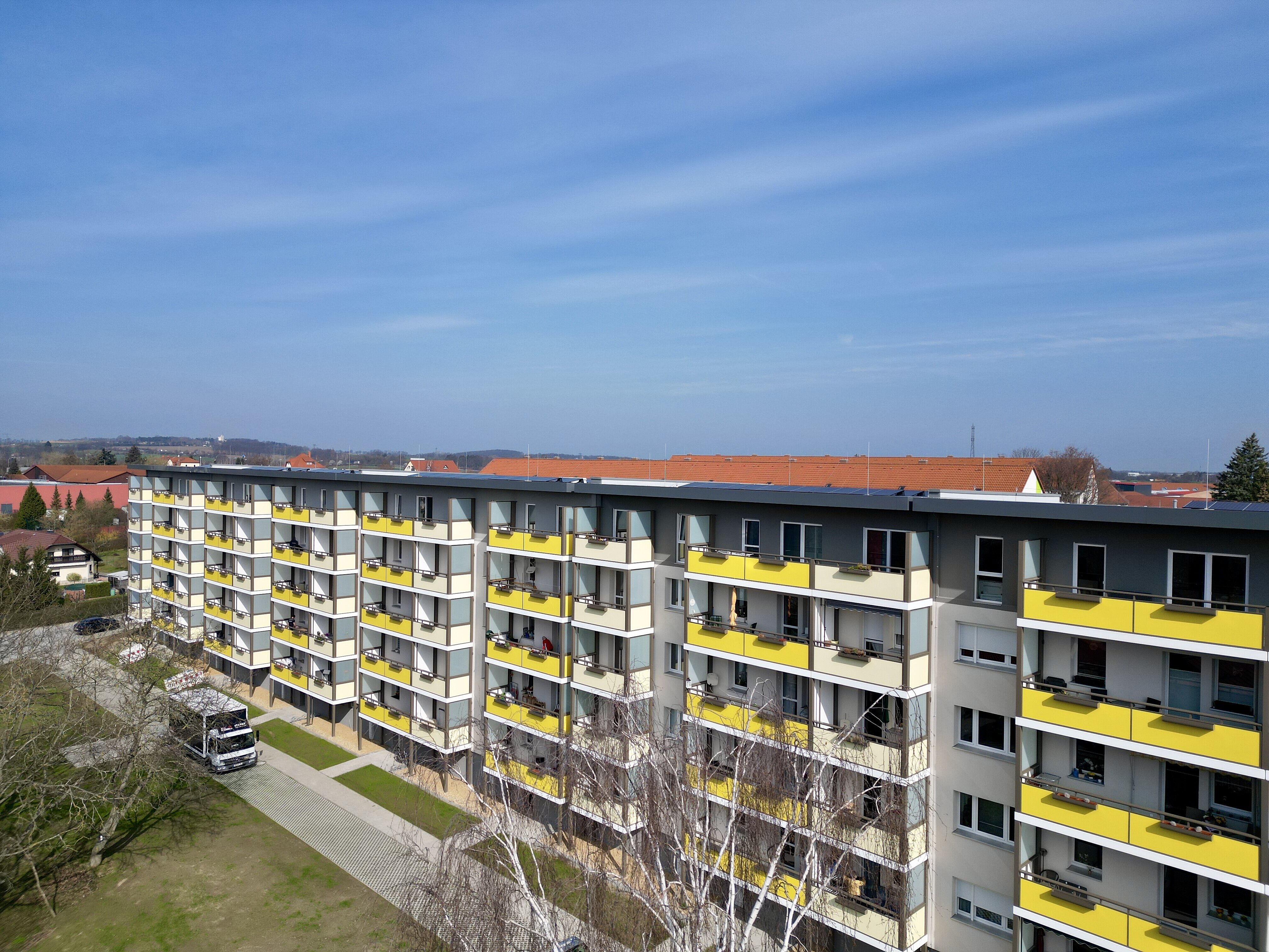 Von schräg oben herab gerichtete Ansicht auf den durch AIP Görlitz sanierten Wohnblocks auf der Adolph-Kolping-Str. 11-29 in Bautzen