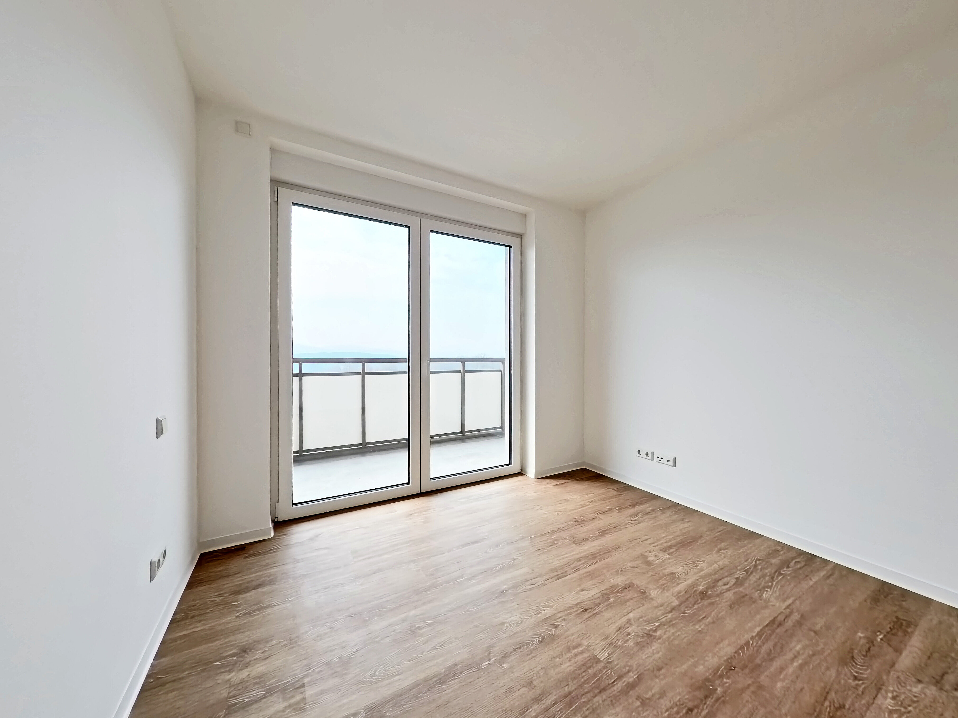 Unmöbliert Innenraum eines Zimmers mit Terasse im durch das Görlitzer Architekturbüro AIP sanierten Wohnblocks auf der Adolph-Kolping-Str. 11-29 in Bautzen
