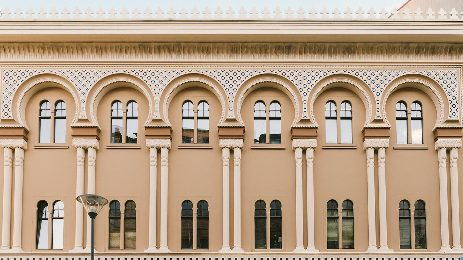 Durch Lausitzer Architektur Ingenieur Partnerschaftsgesellschaft AIP geplante Fassade von Wohn-und Geschäftshaus aus Görlitz