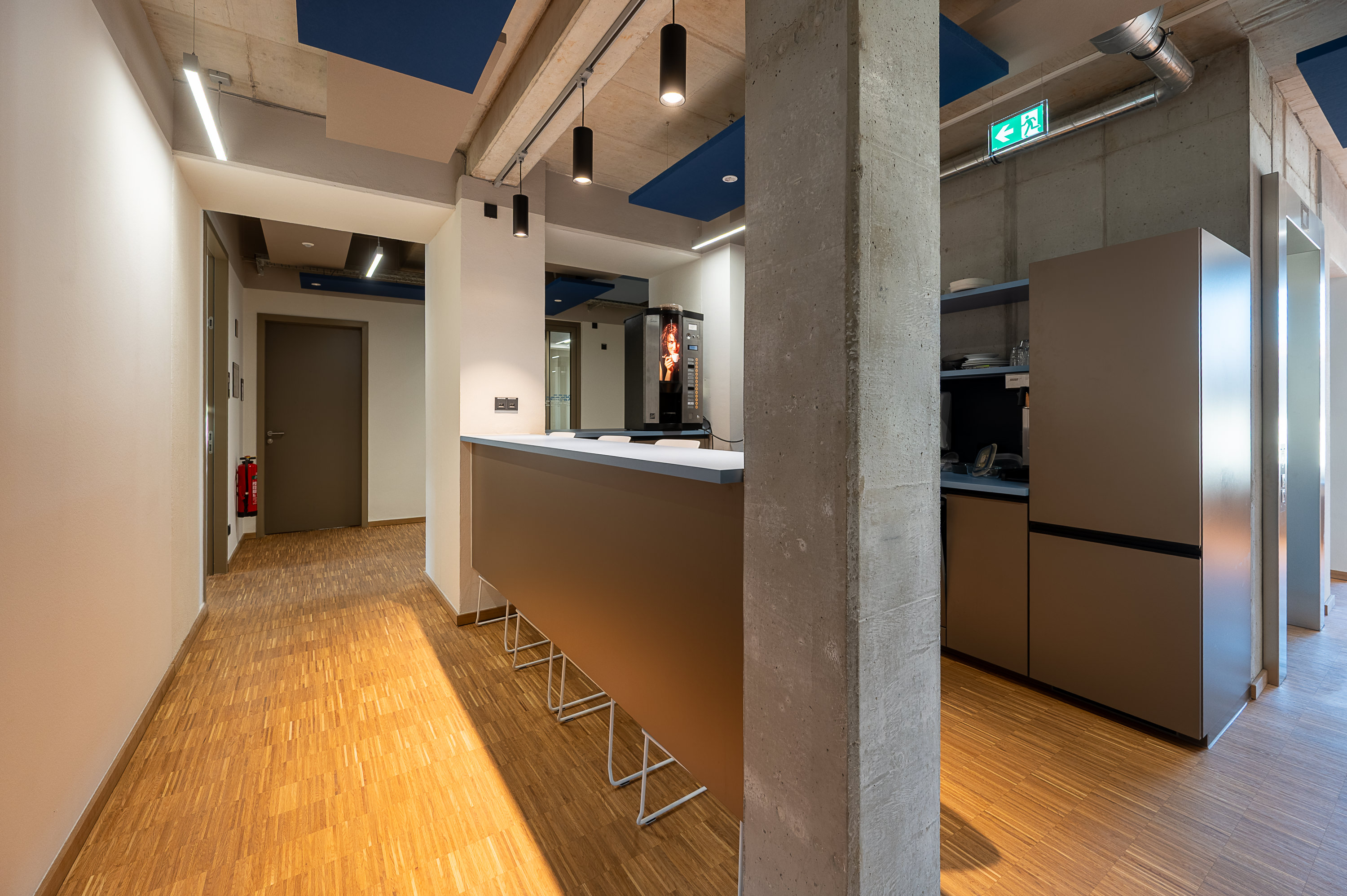 Küche mit Theke und Kühlschrank des Görlitzer Landratsamtes nach dem Erweiterungsbau durch das Görlitzer Architekturbüro AIP 