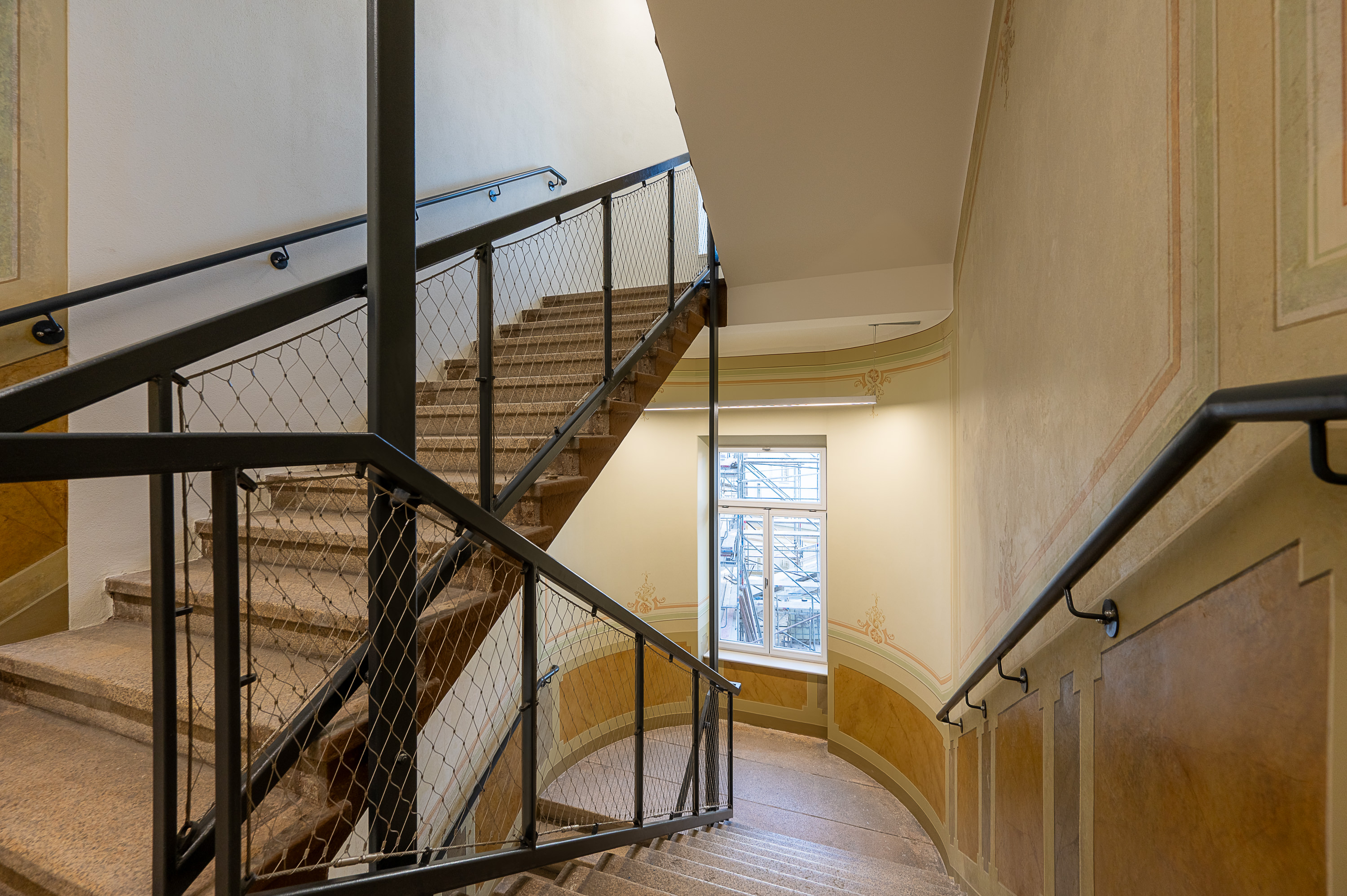 Gang im Treppenhaus des Görlitzer Landratsamtes, nach dessen Erweiterungsbau durch die Görlitzer Architekten von AIP Görlitz