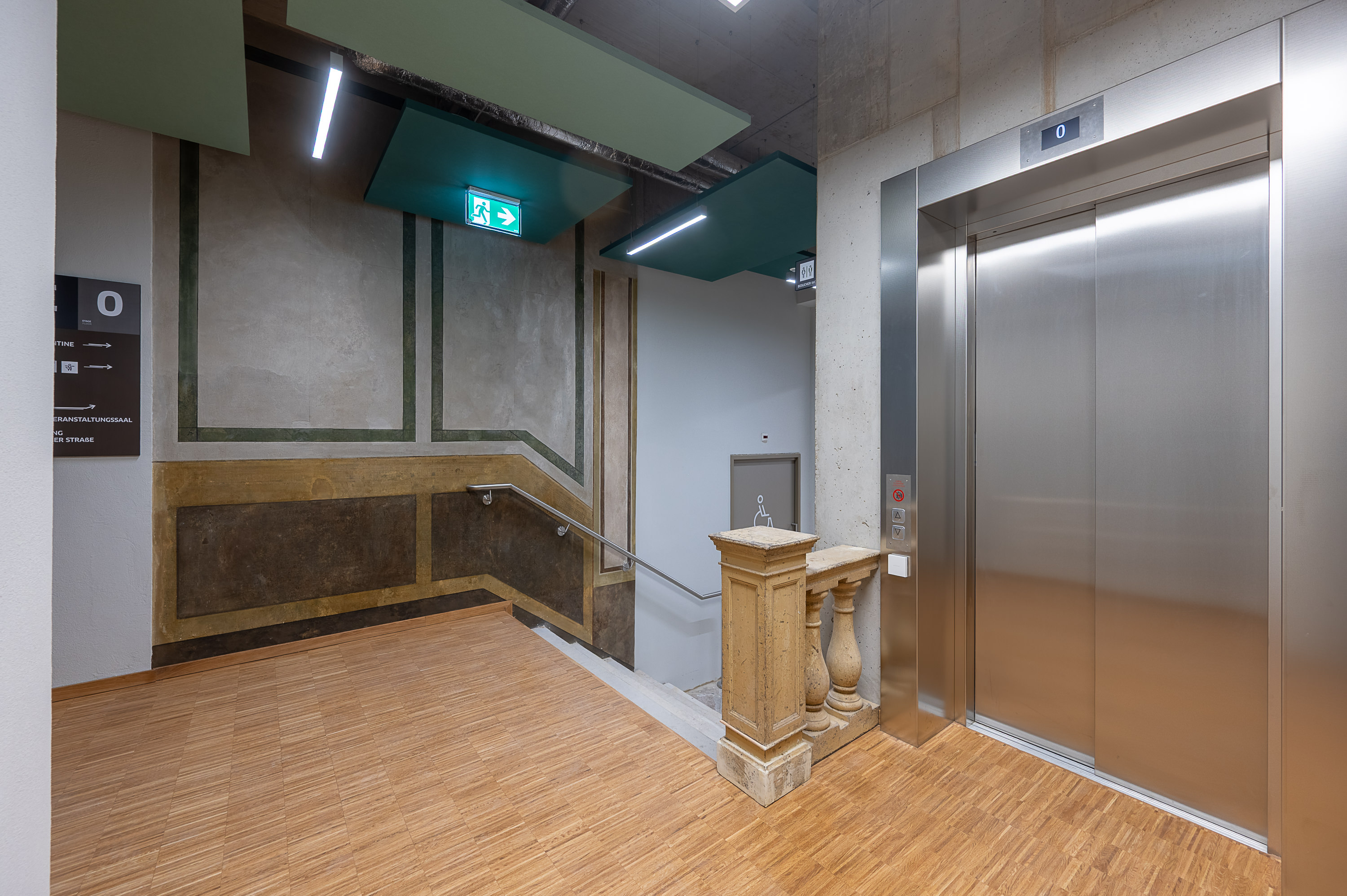 Durch AIP Görlitz erweitertes Treppenhaus mit Aufzug des Görlitzer Landratsamtes