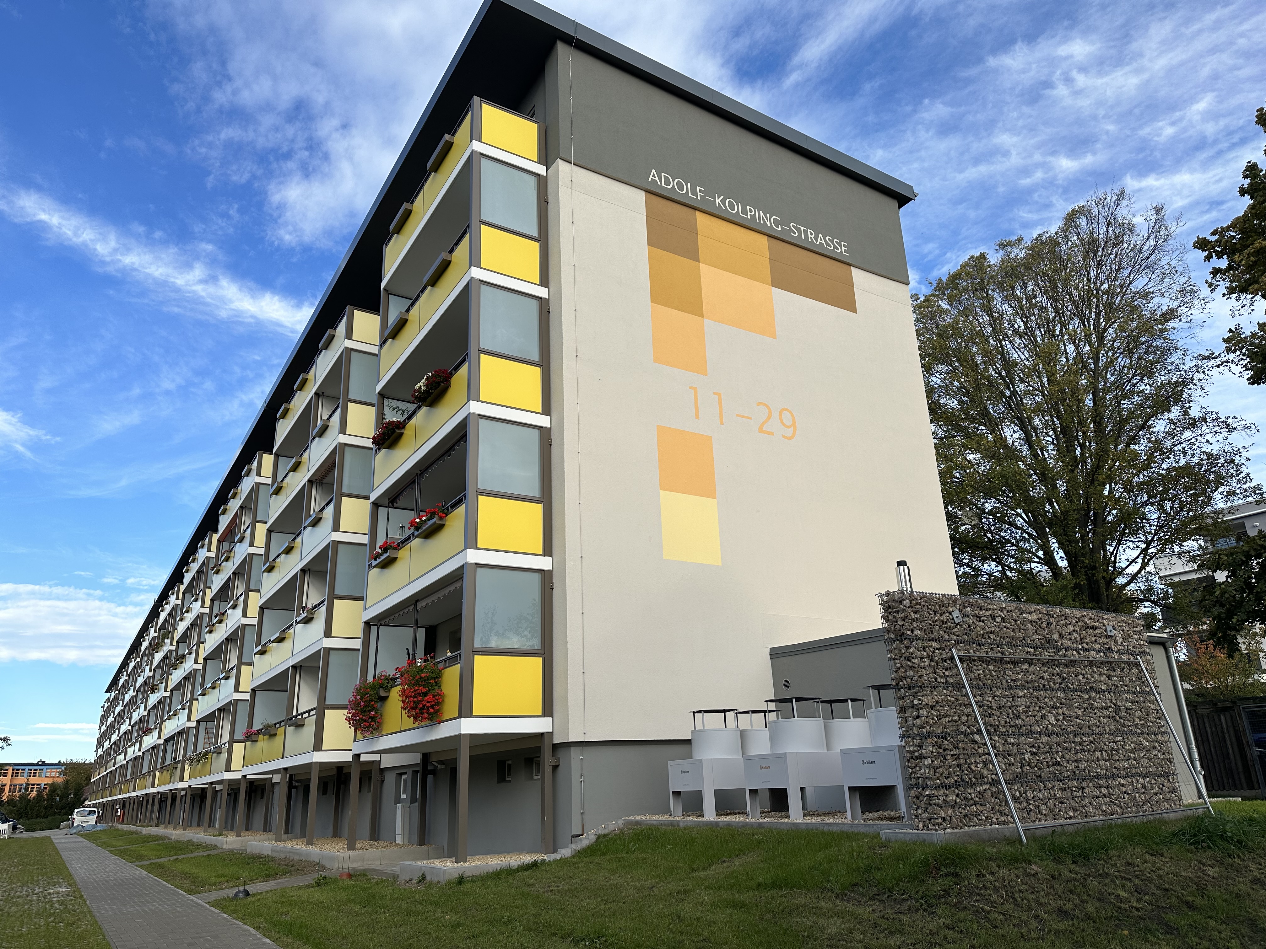 Seitenansicht des durch AIP Görlitz sanierten Wohnblocks auf der Adolph-Kolping-Str. 11-29 in Bautzen