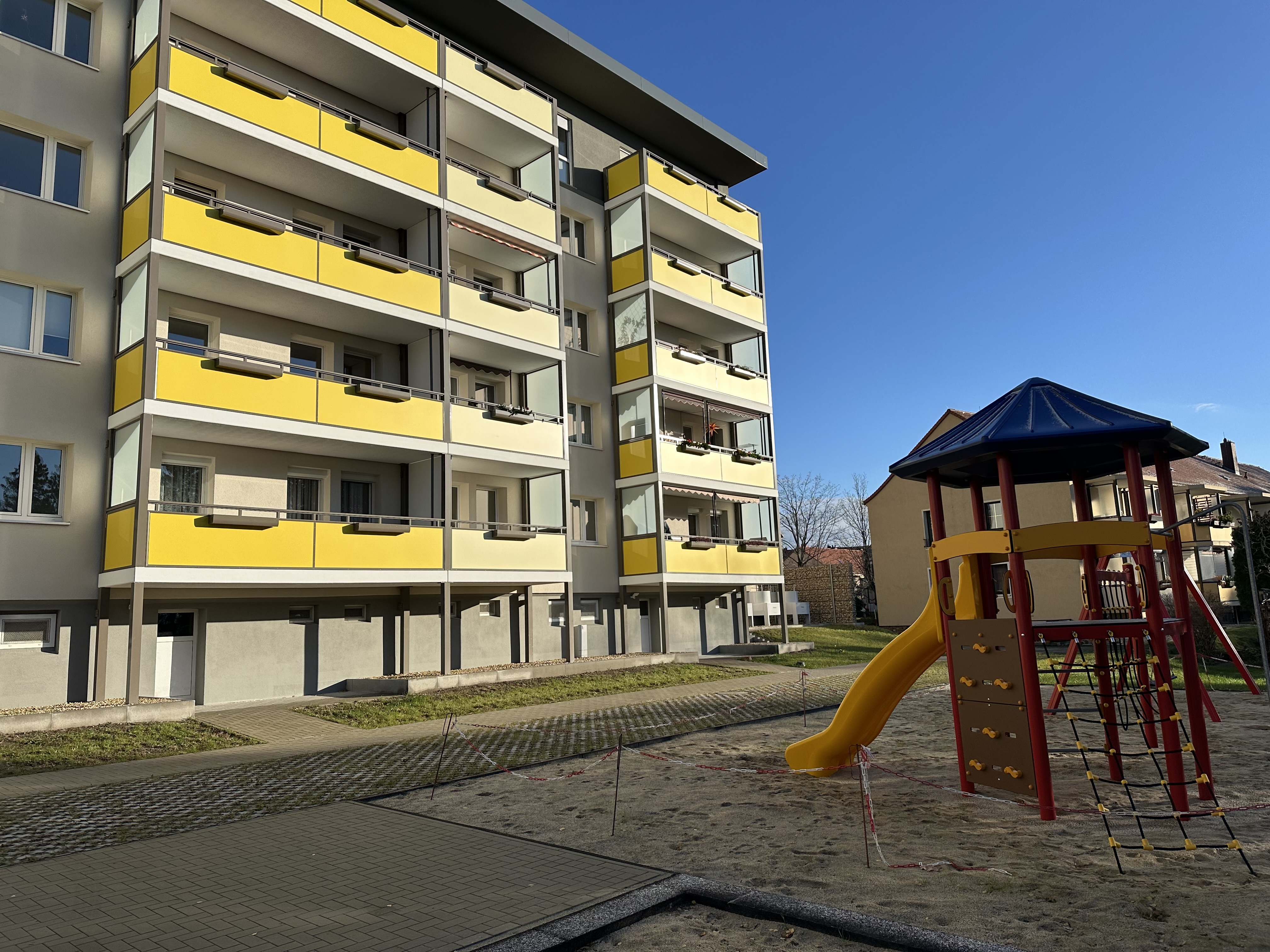 Rückseite mit Spielplatz des durch die Firma AIP Görlitz sanierten Wohnblocks auf der Adolph-Kolping-Str. 11-29 in Bautzen
