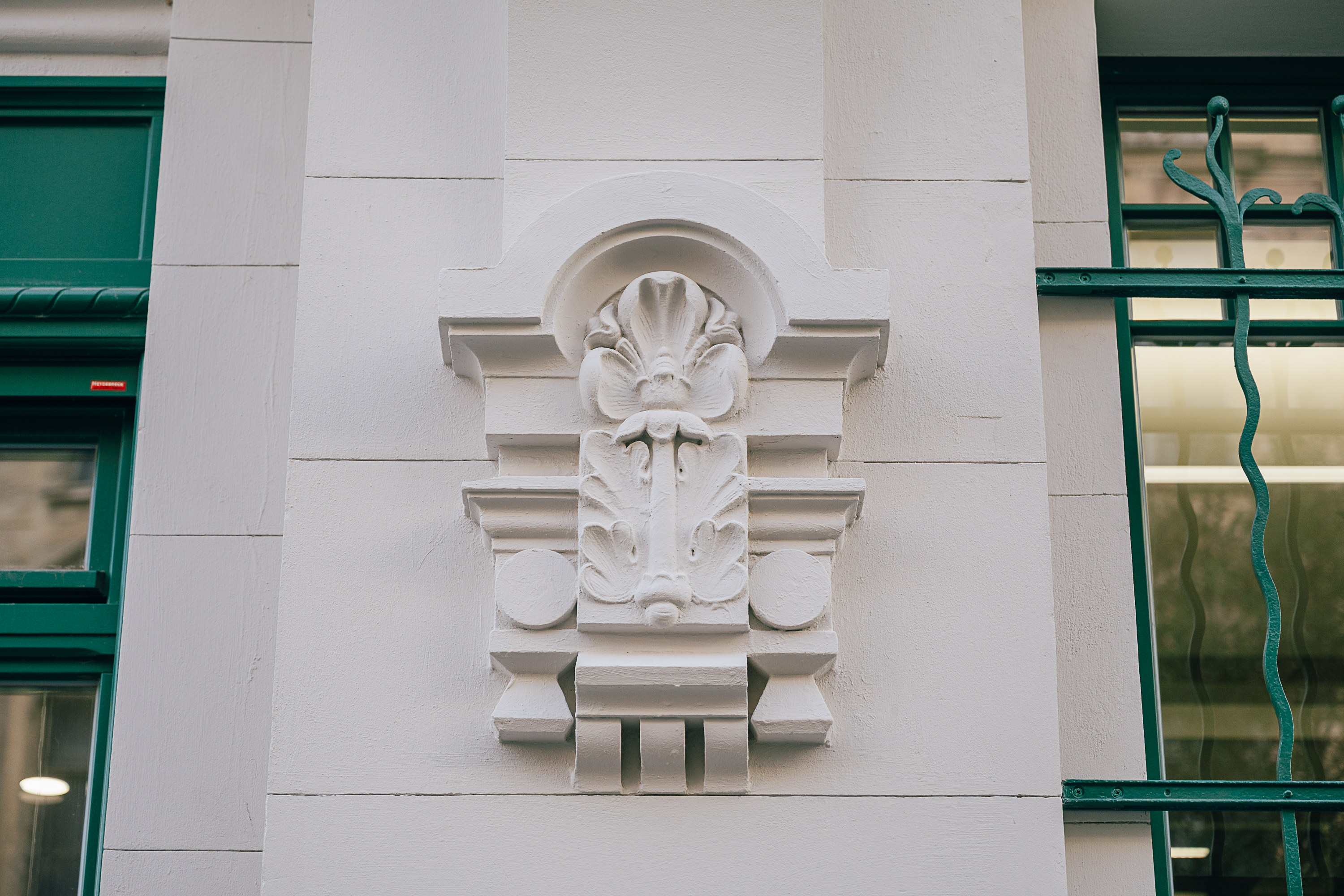 Verzierung an der Fassade des Gebäudes vom Landratsamt Görlitz auf der Salomonstraße, welches durch das Lausitzer Architekturbüro AIP Görlitz erweitert wurde
