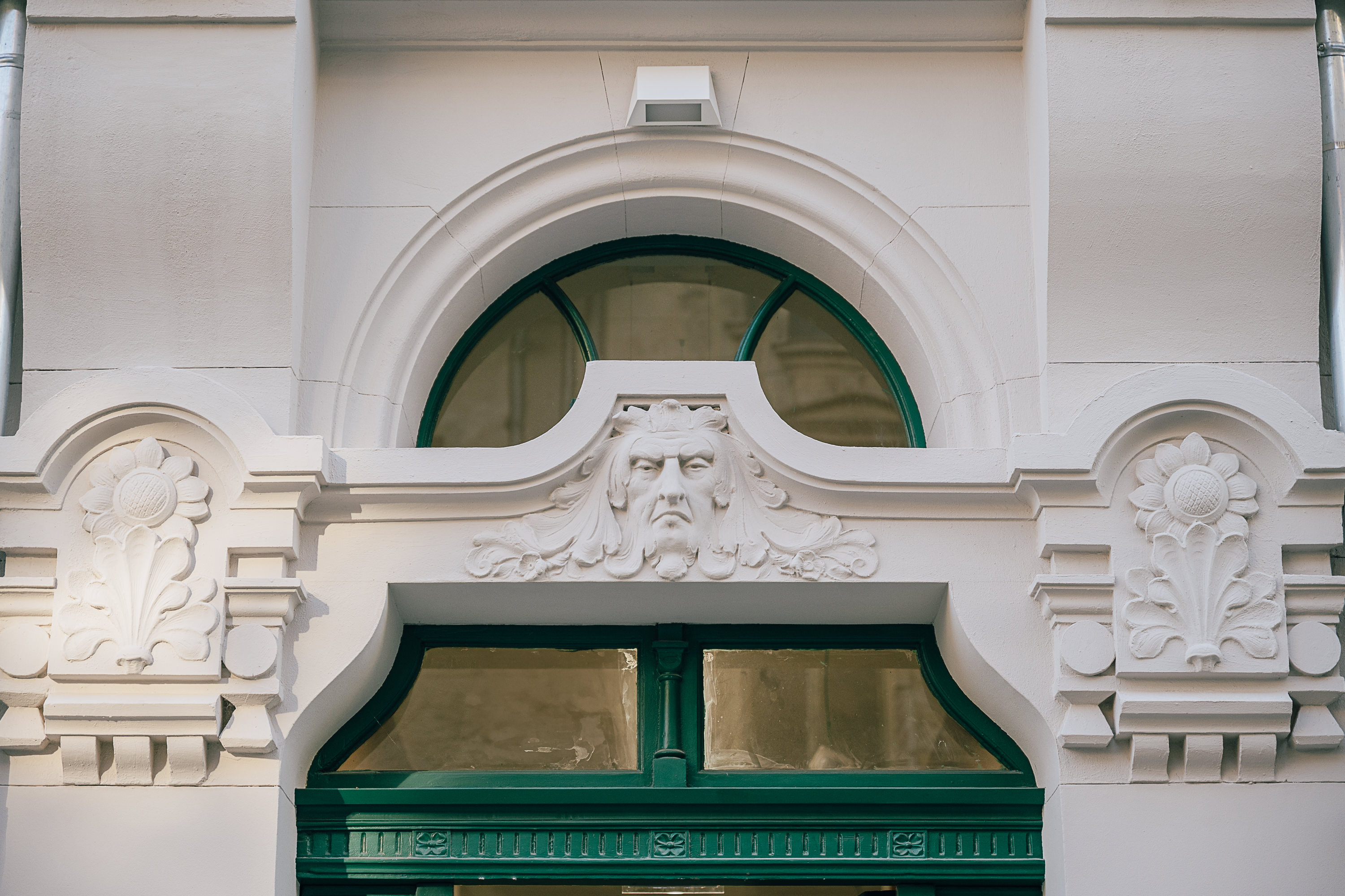 Drei Verzierungen über dem Türrahmen an der Fassade des Gebäudes vom Landratsamt Görlitz auf der Salomonstraße, welches durch das Lausitzer Architekturbüro AIP Görlitz erweitert wurde