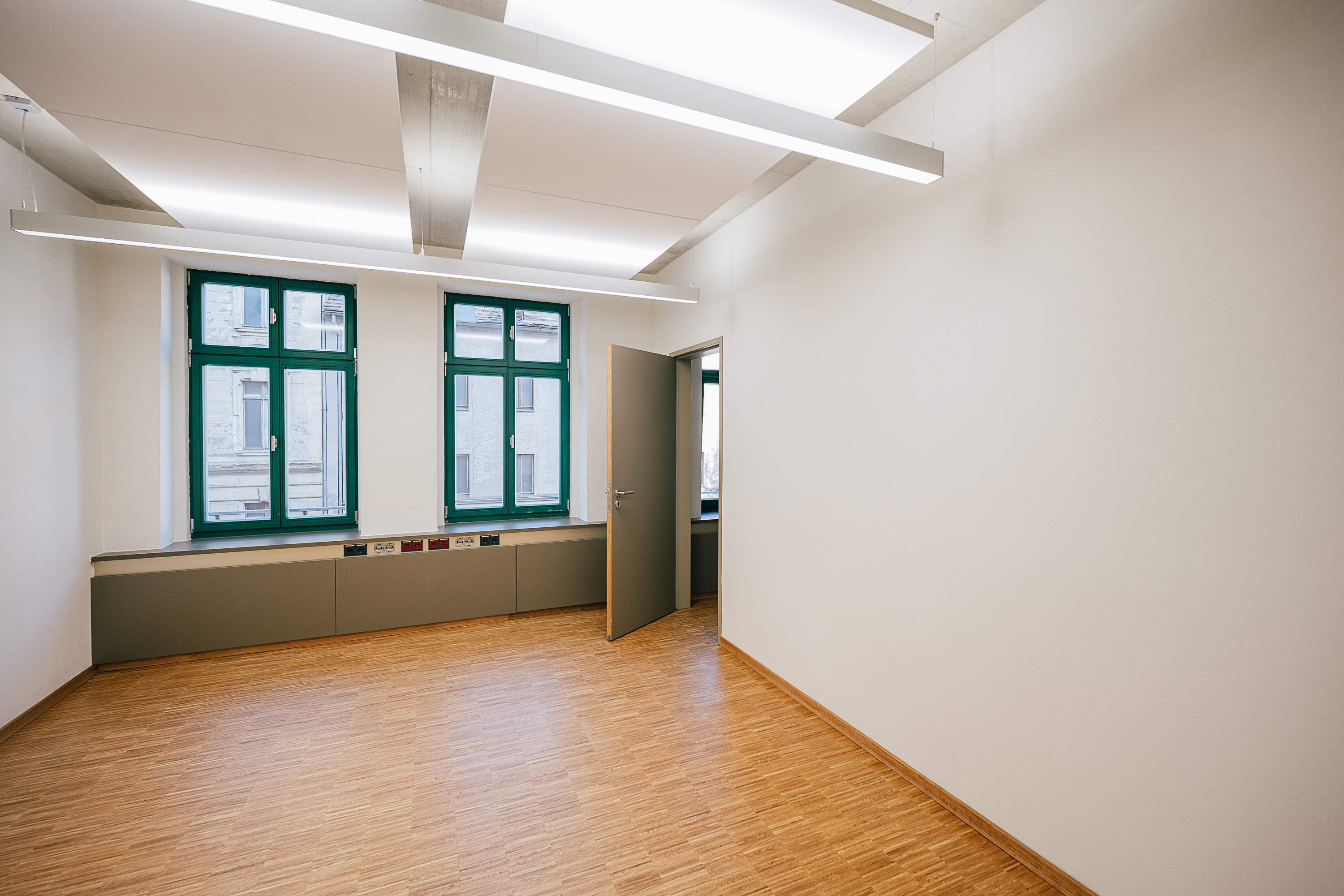 Innenansicht Raum mit Parkettboden im Gebäude vom Landratsamt Görlitz auf der Salomonstraße, welches durch das Lausitzer Architekturbüro AIP Görlitz erweitert wurde