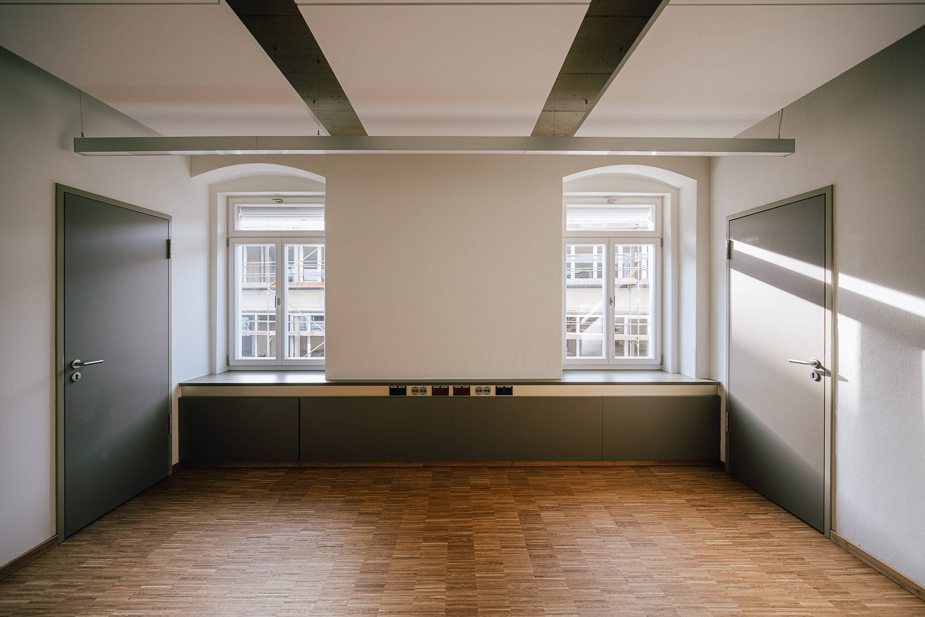 Innenansicht Raum mit doppelten Fernstern im Gebäude vom Landratsamt Görlitz auf der Salomonstraße, welches durch das Lausitzer Architekturbüro AIP Görlitz erweitert wurde