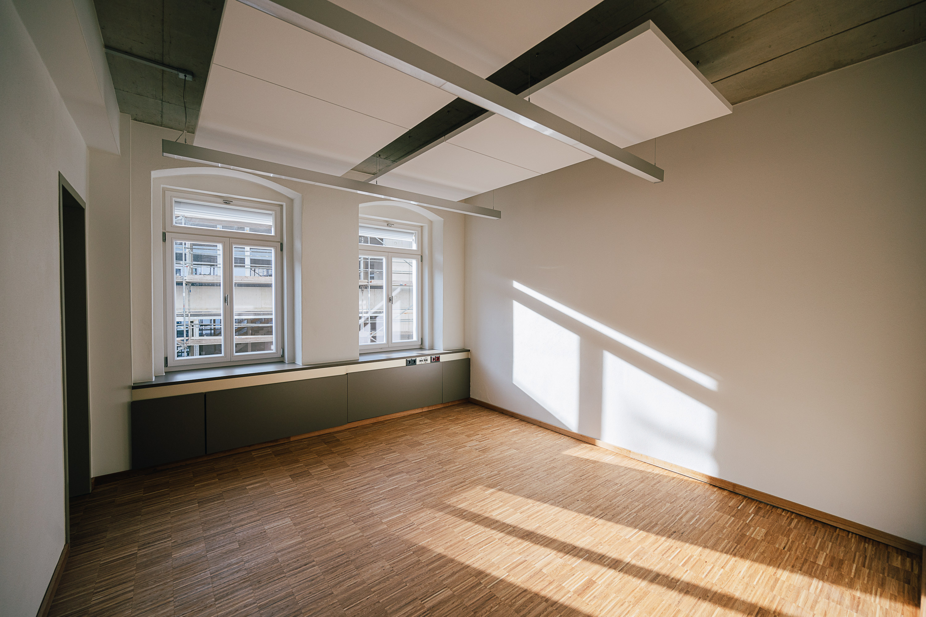 Innenansicht Raum mit Lichteinwirkung im Gebäude vom Landratsamt Görlitz auf der Salomonstraße, welches durch das Lausitzer Architekturbüro AIP Görlitz erweitert wurde