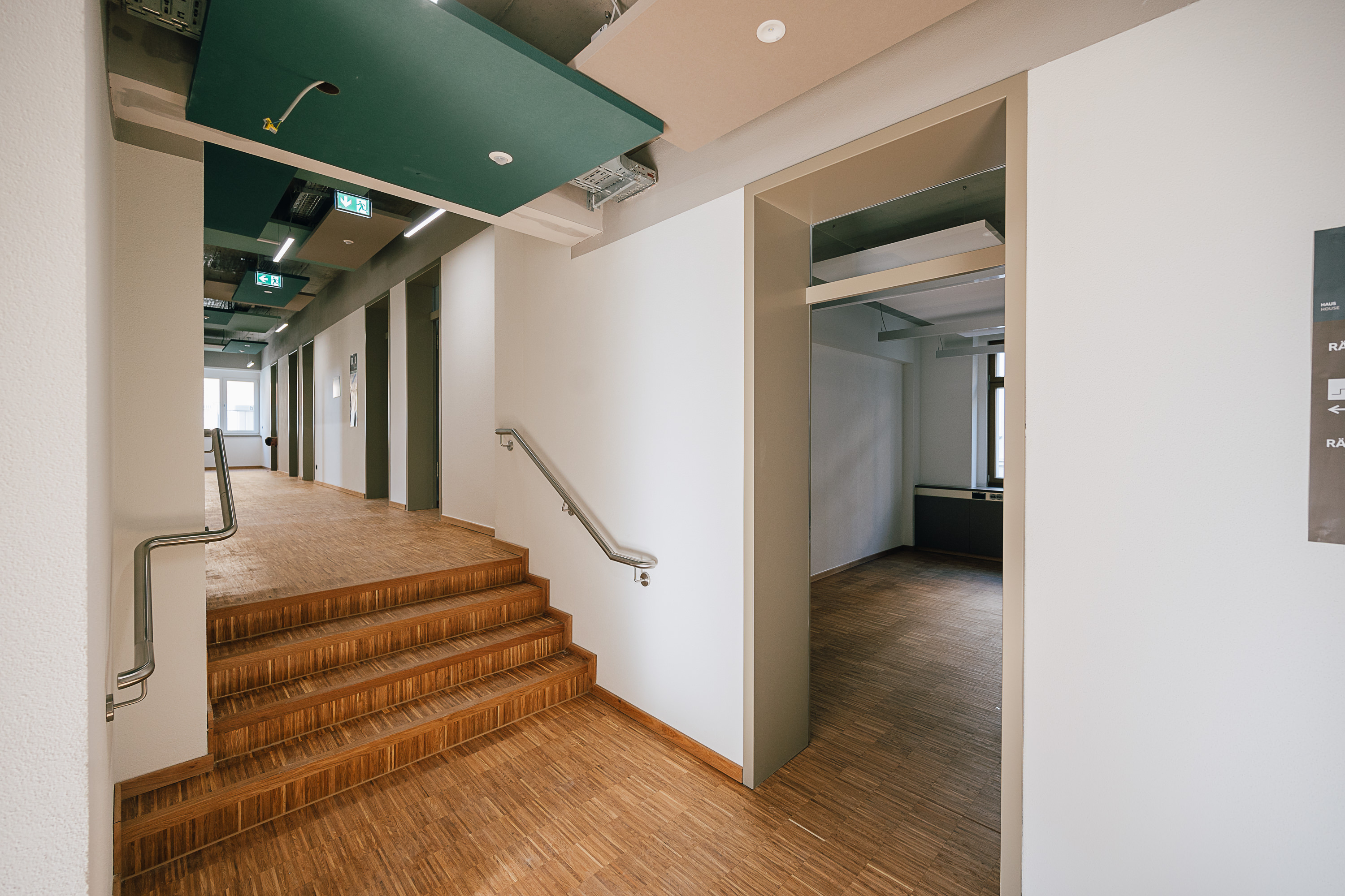 Innenansicht Flur mit Treppe im Gebäude vom Landratsamt Görlitz auf der Salomonstraße, welches durch das Lausitzer Architekturbüro AIP Görlitz erweitert wurde