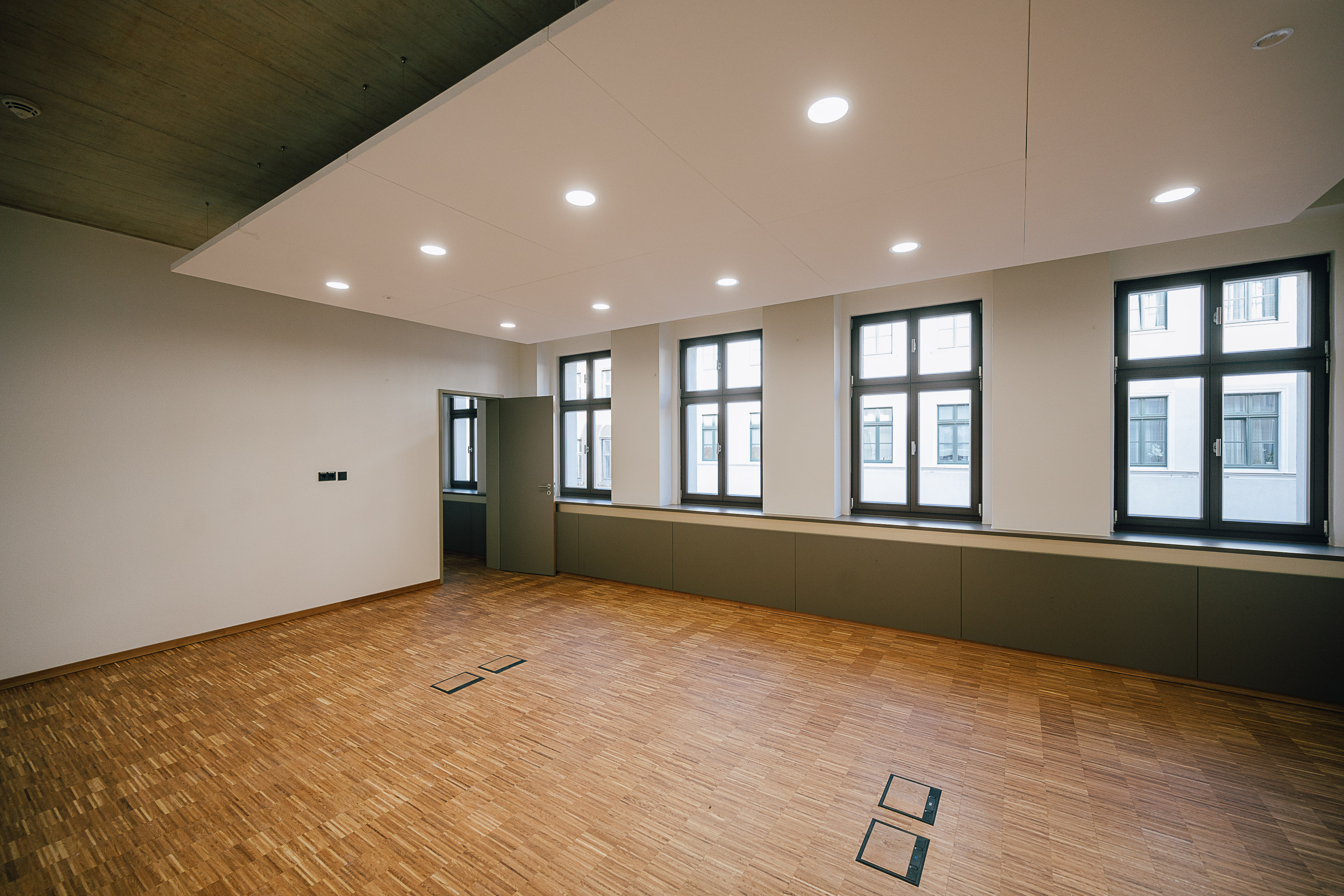 Innenansicht großer Raum mit Parkettboden im Gebäude vom Landratsamt Görlitz auf der Salomonstraße, welches durch das Lausitzer Architekturbüro AIP Görlitz erweitert wurde