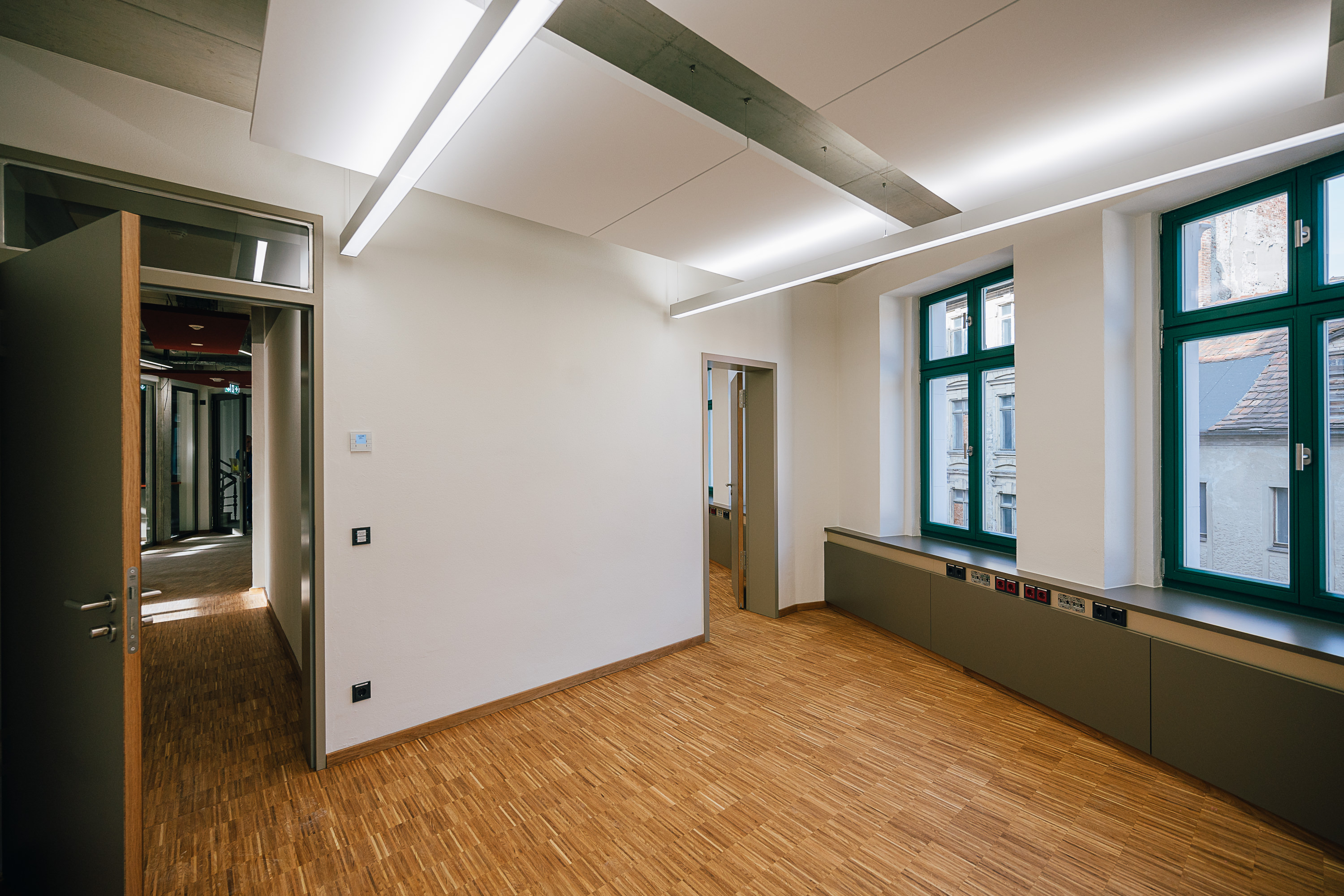 Innenansicht Raum mit Blick in den Flur hinaus im Gebäude vom Landratsamt Görlitz auf der Salomonstraße, welches durch das Lausitzer Architekturbüro AIP Görlitz erweitert wurde