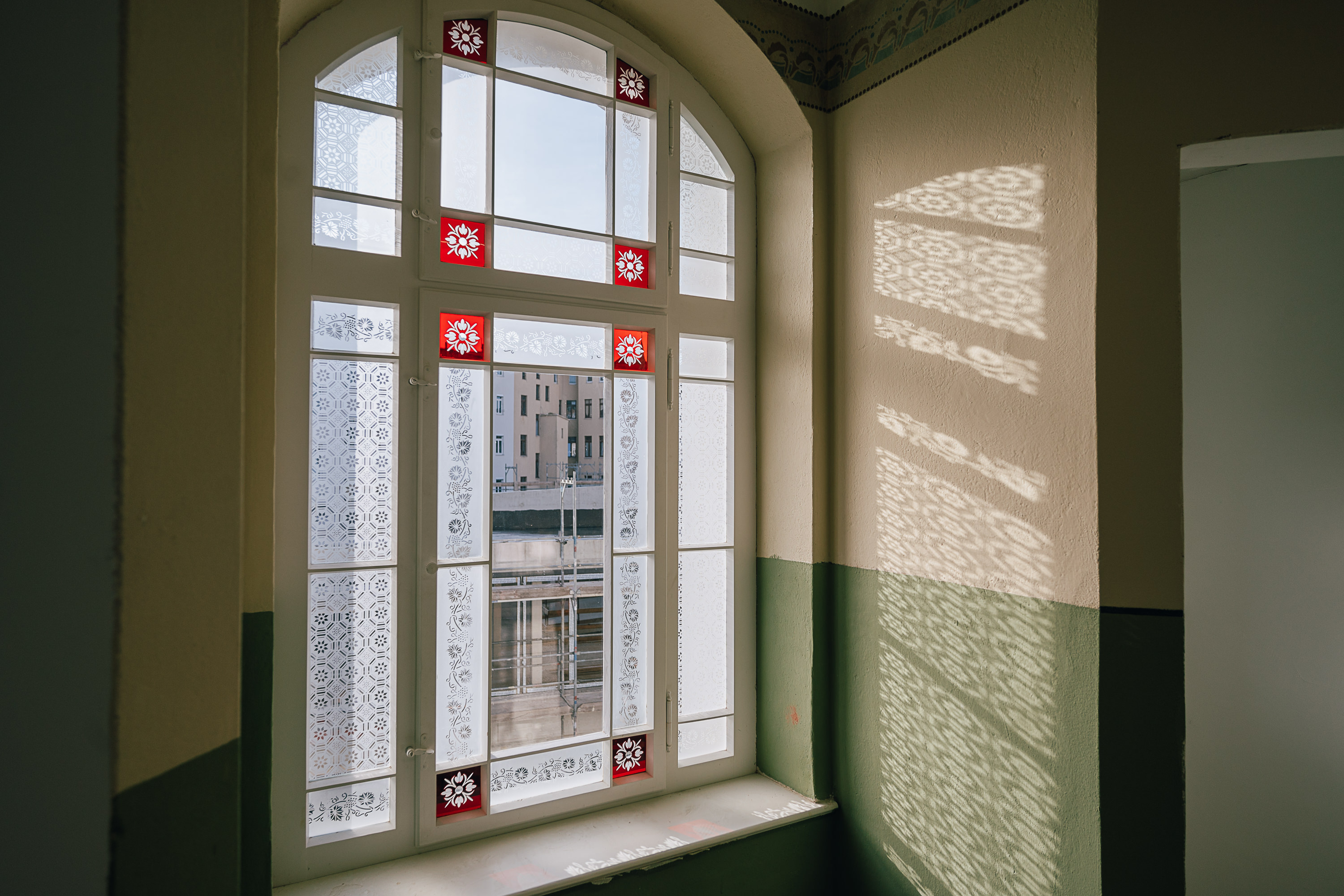 Verziertes Fenster im Gebäude vom Landratsamt Görlitz auf der Salomonstraße, welches durch das Lausitzer Architekturbüro AIP Görlitz erweitert wurde