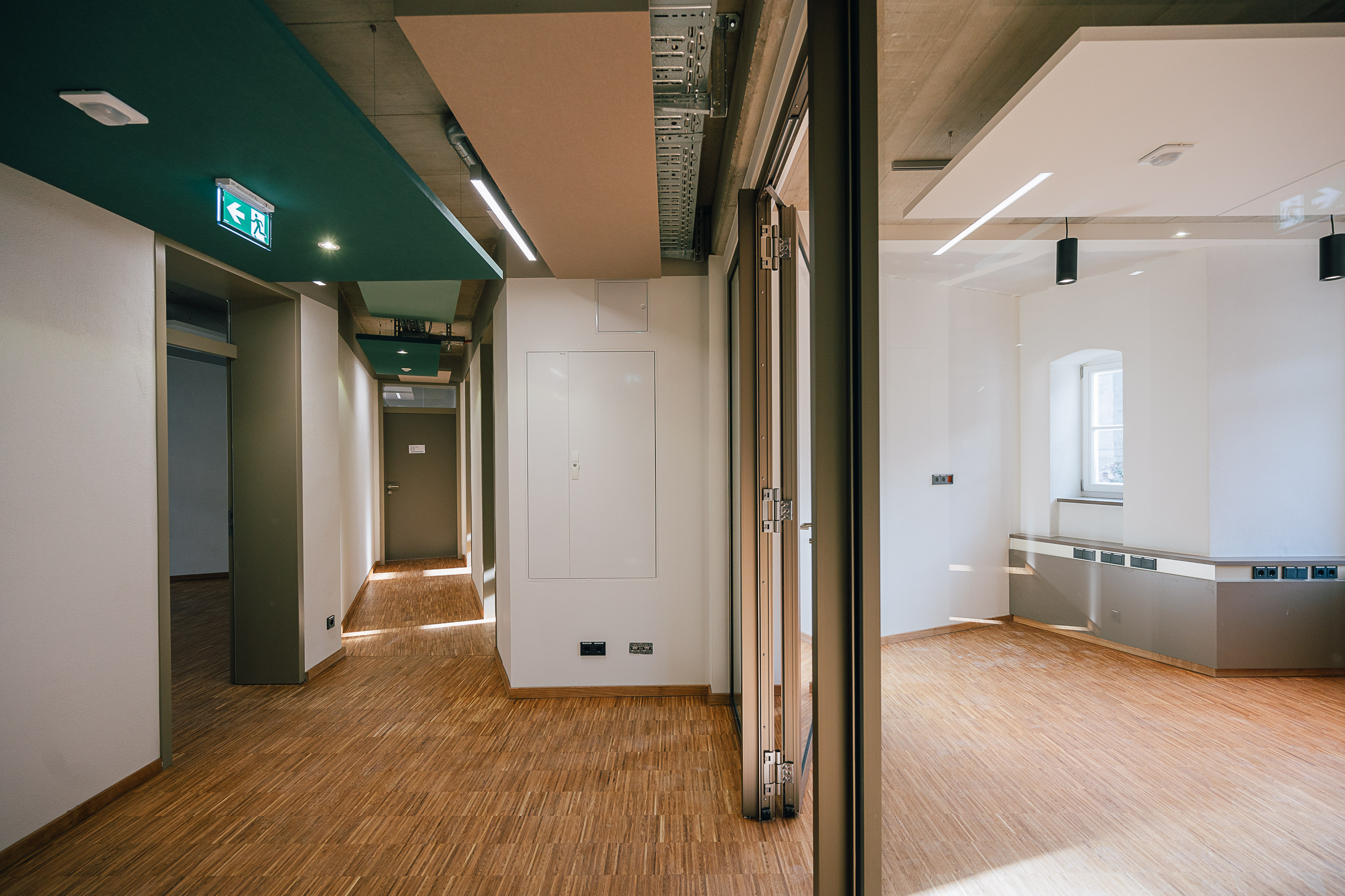 Innenansicht Raum und Flur gleichzeitig im Gebäude vom Landratsamt Görlitz auf der Salomonstraße, welches durch das Lausitzer Architekturbüro AIP Görlitz erweitert wurde