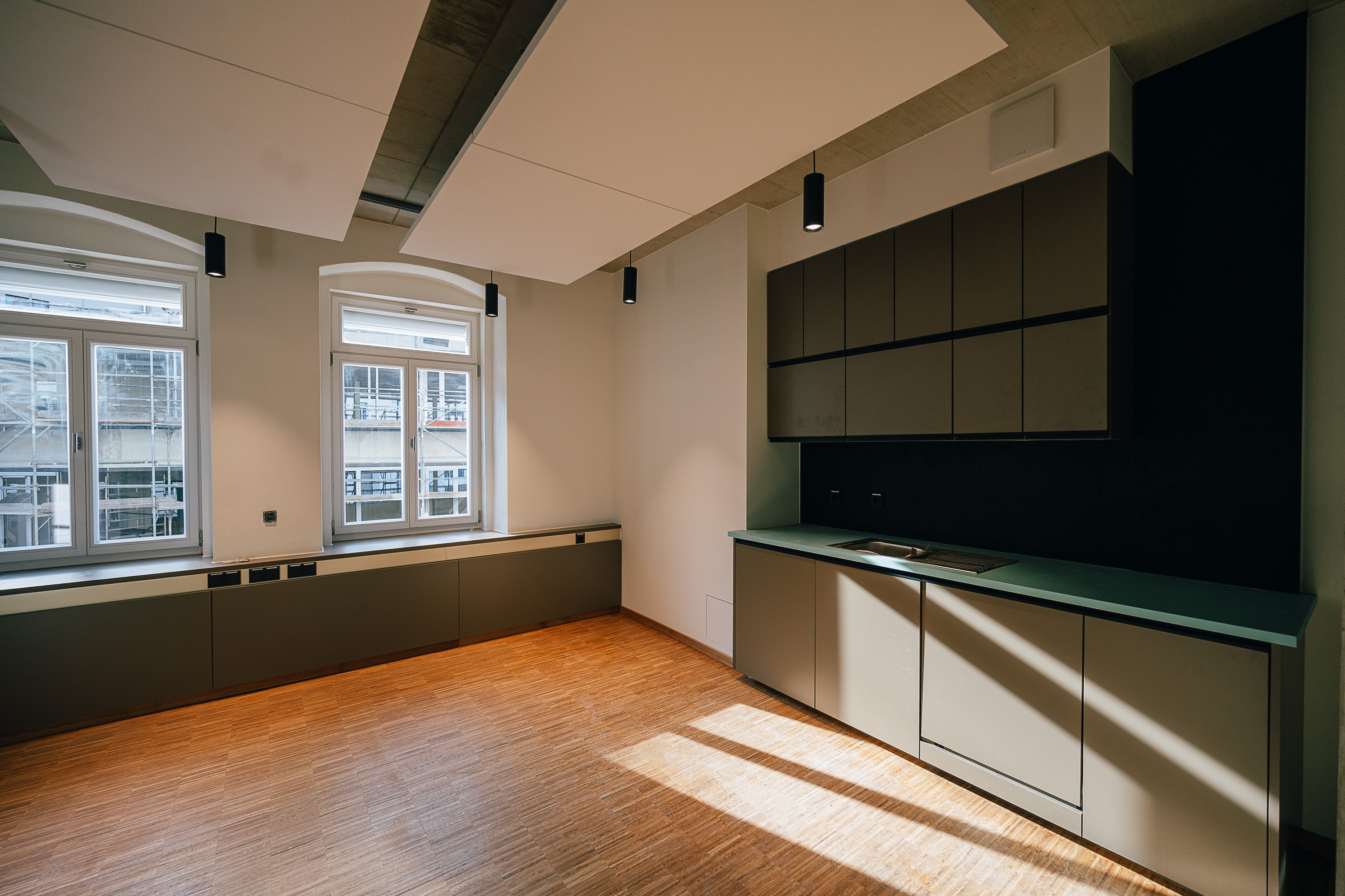 Innenansicht Raum mit Fenstern links und Küche rechts im Gebäude vom Landratsamt Görlitz auf der Salomonstraße, welches durch das Lausitzer Architekturbüro AIP Görlitz erweitert wurde