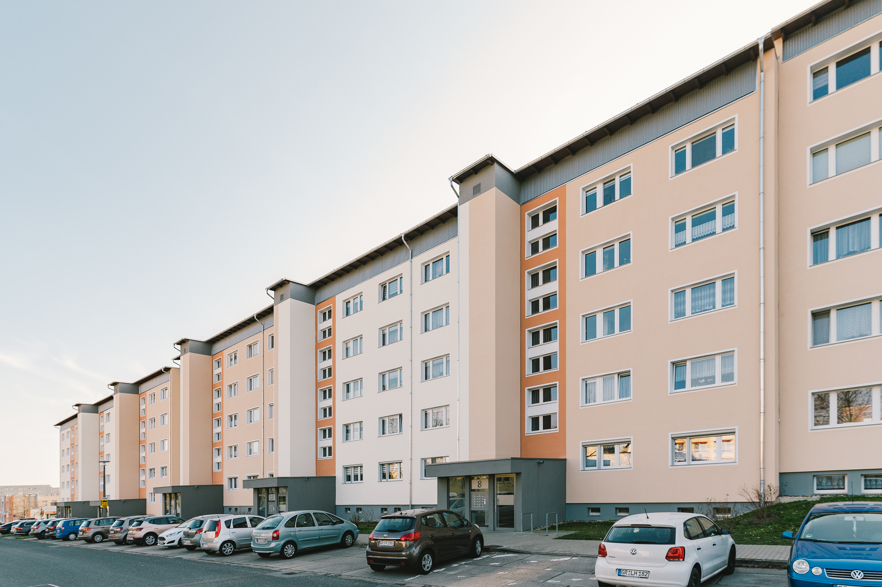 Neue Pultdach nach der energetischen Sanierung und Modernisierung eines Görlitzer Wohngebäudes als vom Lausitzer Architekturbüro AIP Görlitz durchgeführtes Projekt