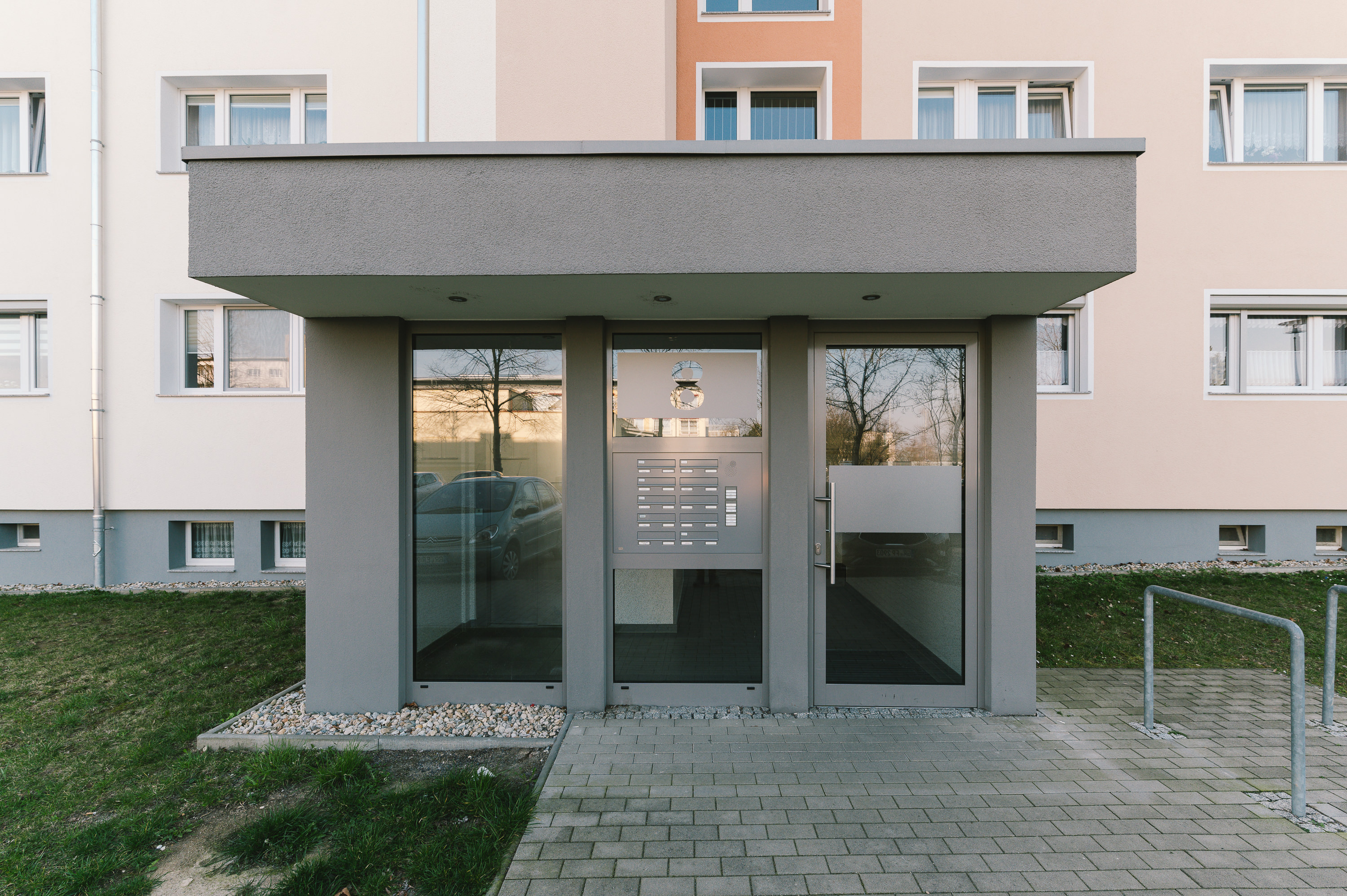 Barrierefreier Zugang nach der energetischen Sanierung und Modernisierung eines Wohngebäudes in Görlitz als vom Lausitzer Architekturbüro AIP durchgeführtes Projekt