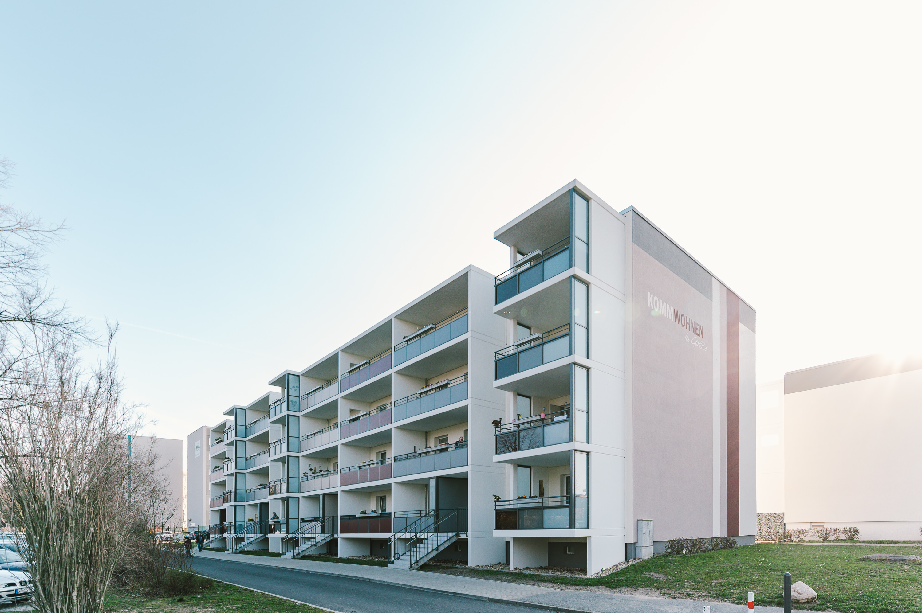 Außenansicht des Gebäudes nach der energetischen Sanierung des industriellen Wohnungsbaus WBS 70 in Görlitz durch das aus der Lausitz stammende Architekturbüro AIP Görlitz 