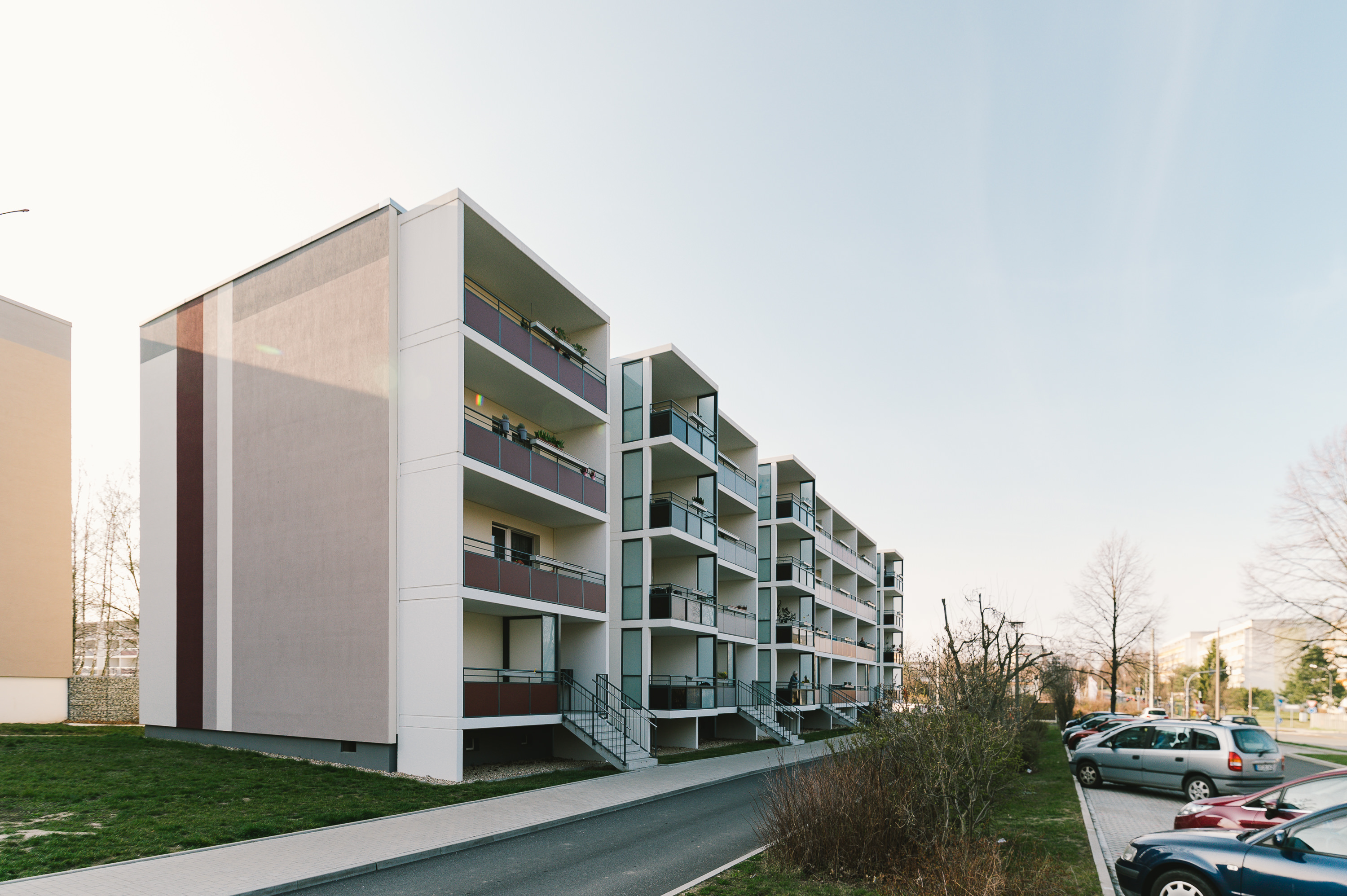 Außenansicht der farbigen Fassade nach der energetischen Sanierung des industriellen Wohnungsbaus WBS 70 in Görlitz durch das aus der Lausitz stammende Architekturbüro AIP Görlitz 