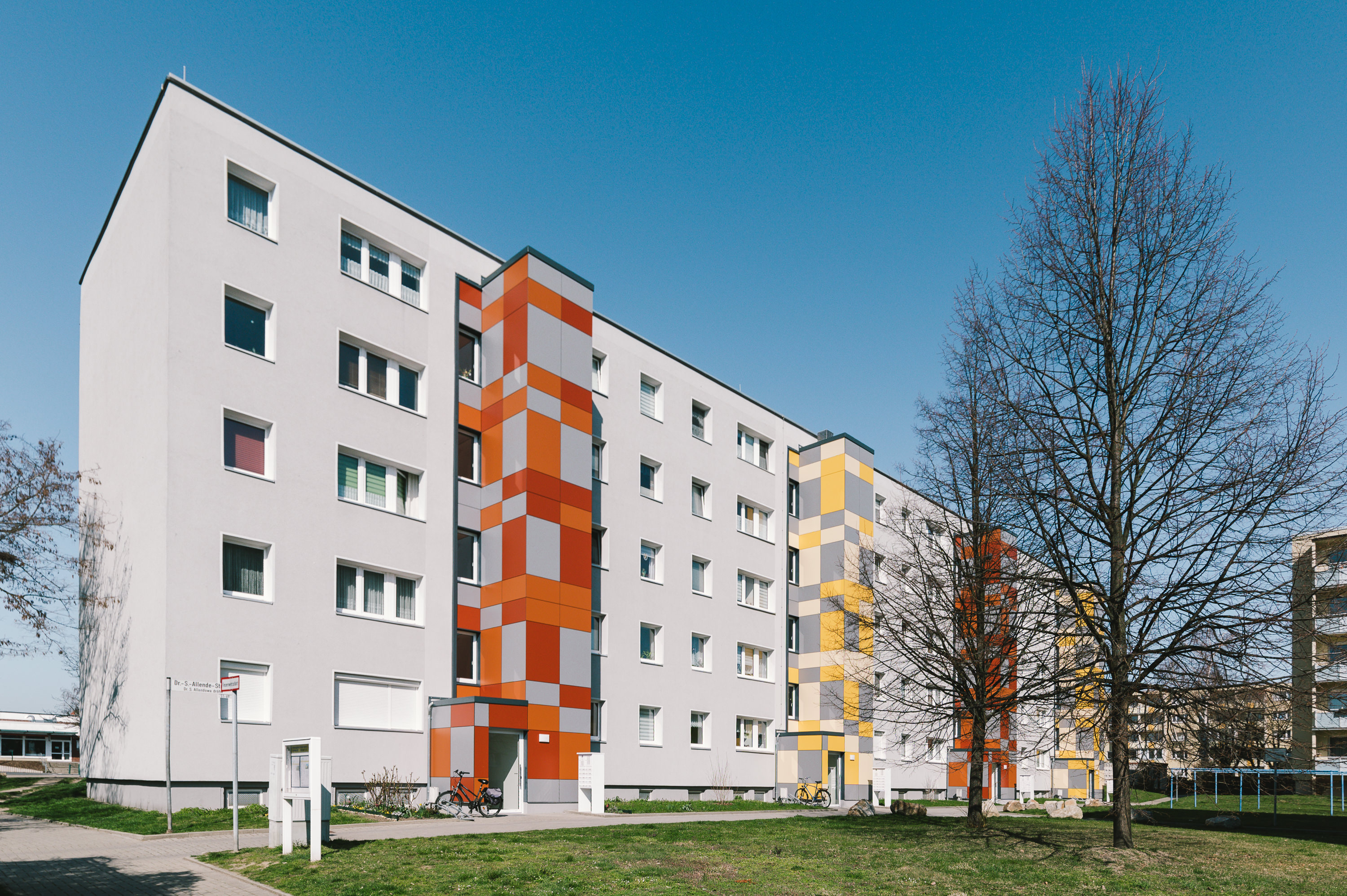 Vorhangfassade an Außenaufzügen bei Wohngebäude IW 64 in Bautzen als Projekt des Architekturbüros AIP Görlitz aus der Lausitz