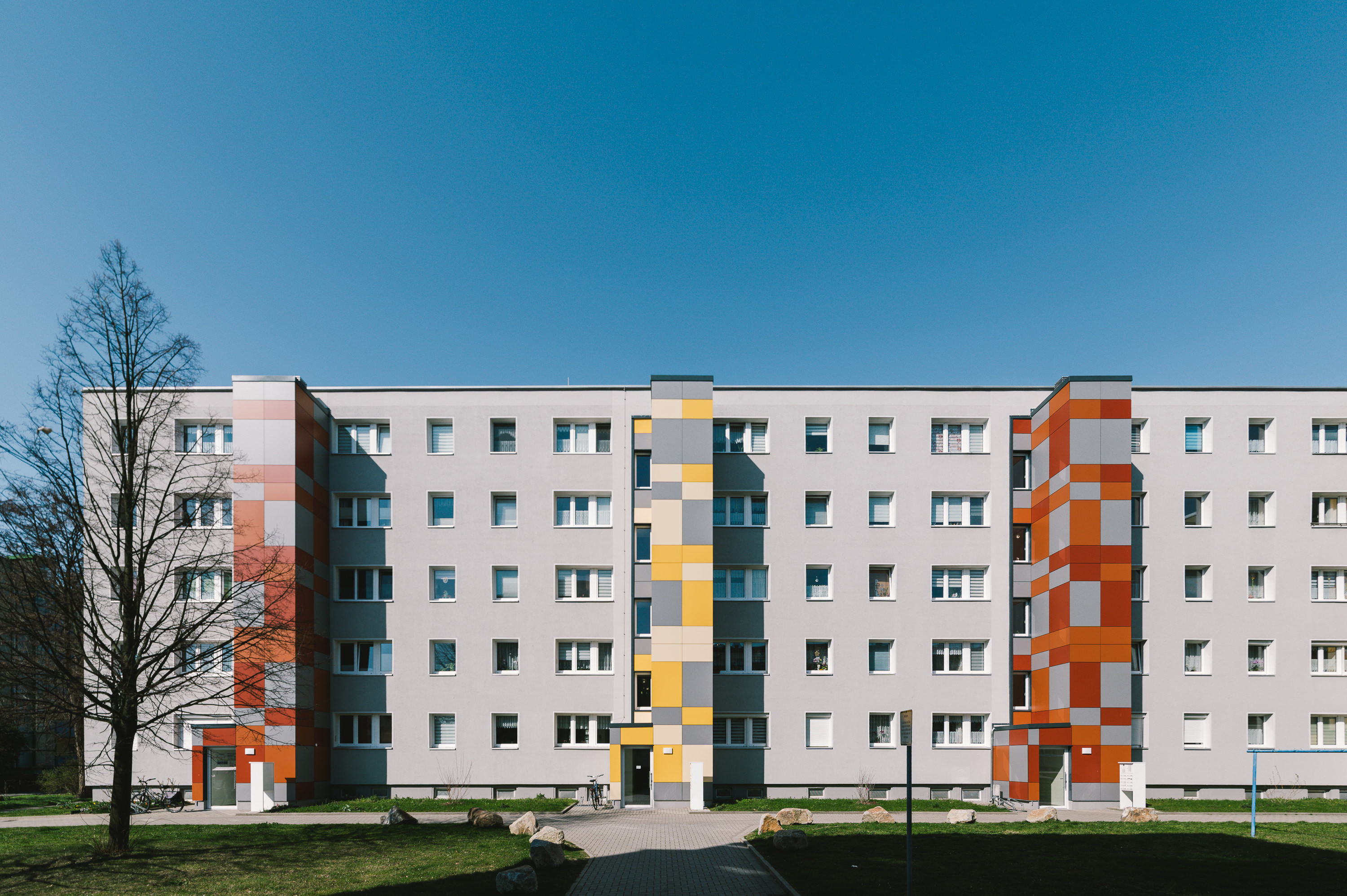 Aufzugsanbau an Wohngebäude IW 64 in Bautzen als Projekt des Architekturbüros AIP Görlitz aus der Lausitz