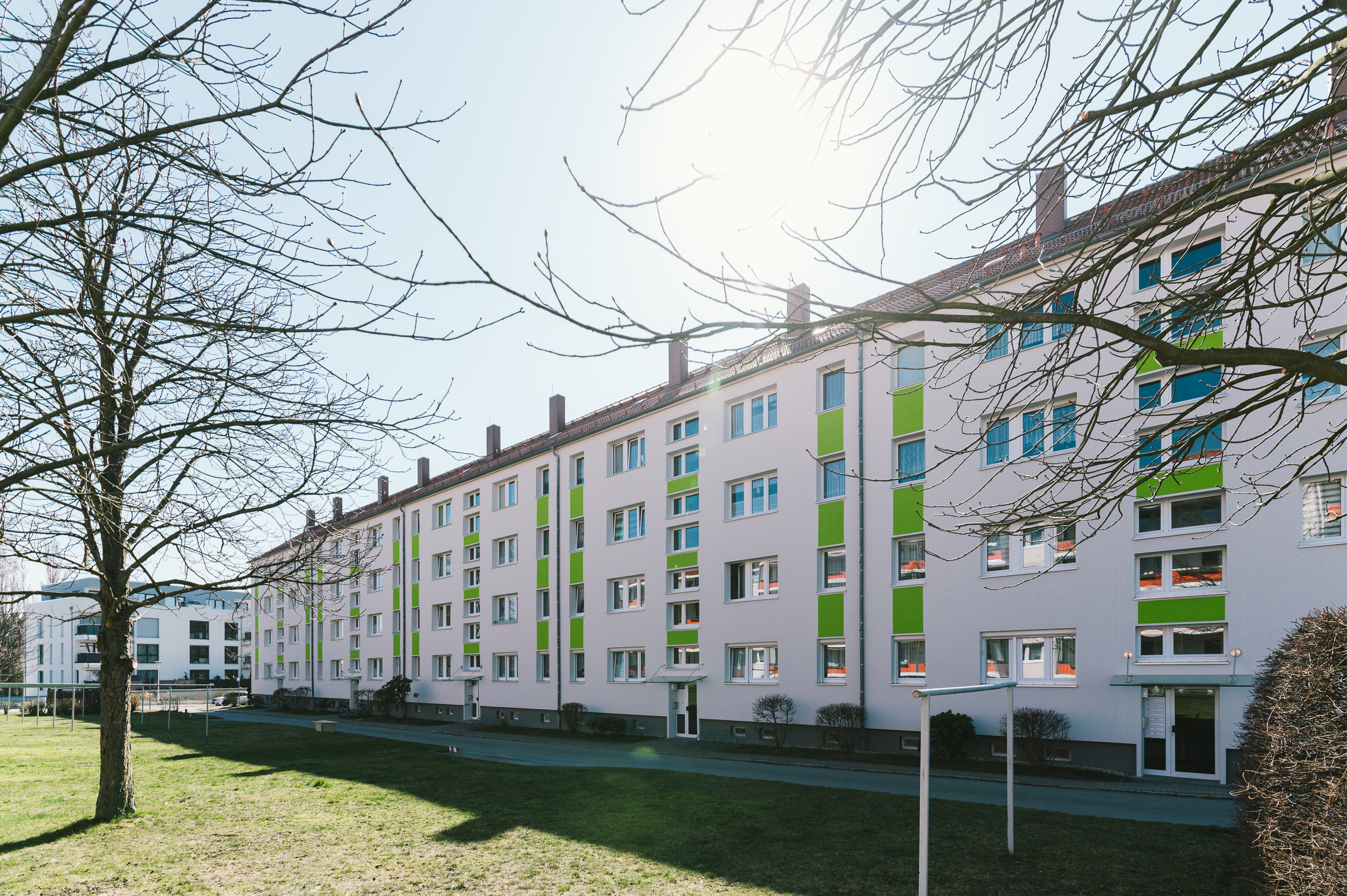 Erneuerte Vordächer und Anstrich nach der äußeren Sanierung des Bautzener Wohngebäudes P2 als Projekt des Lausitzer Architekturbüros AIP in Görlitz