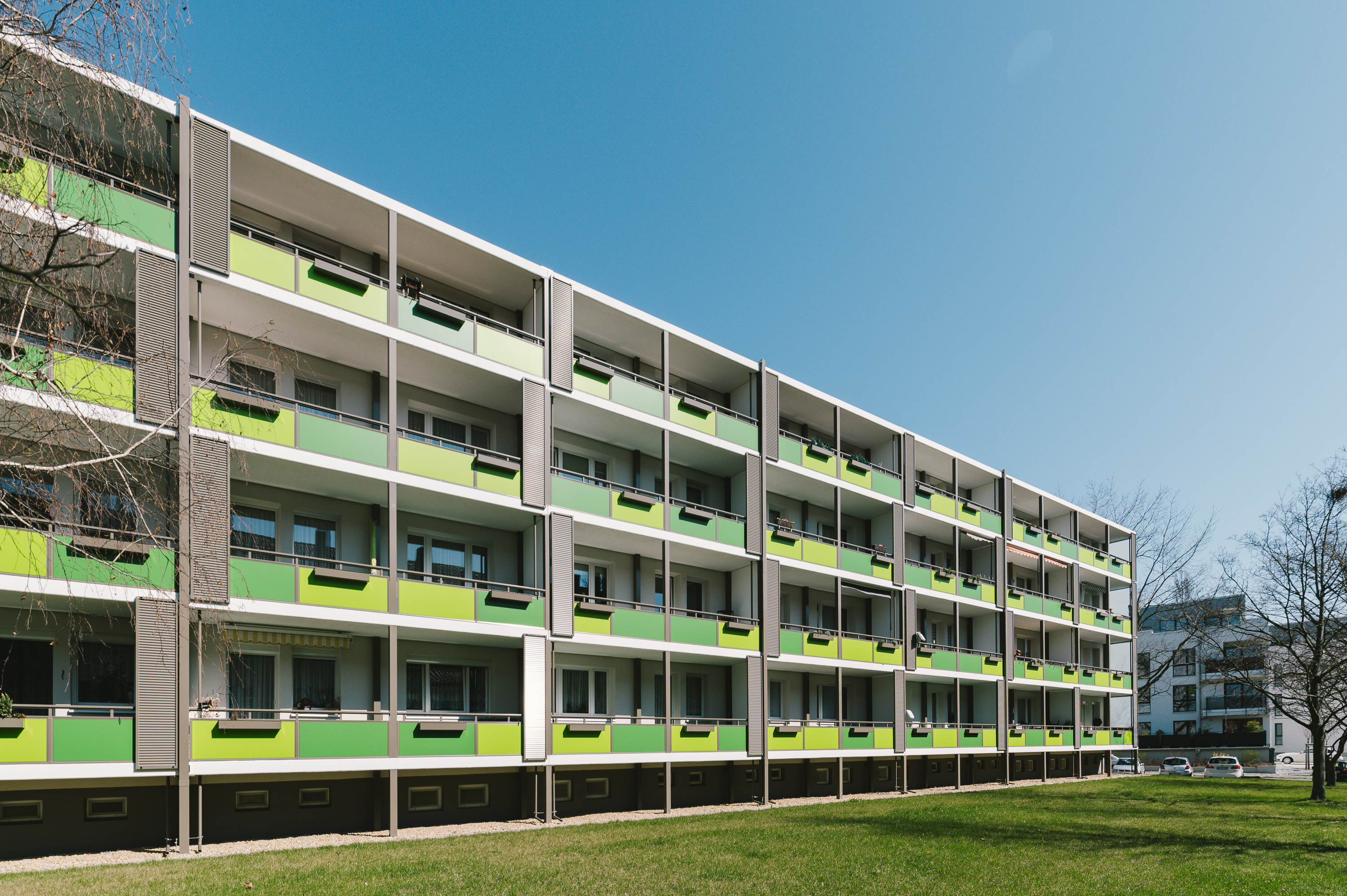 Erneuerte Balkonanlagen nach der äußeren Sanierung des Bautzener Wohngebäudes P2 als Projekt des Görlitzer Architekturbüros AIP aus der Lausitz