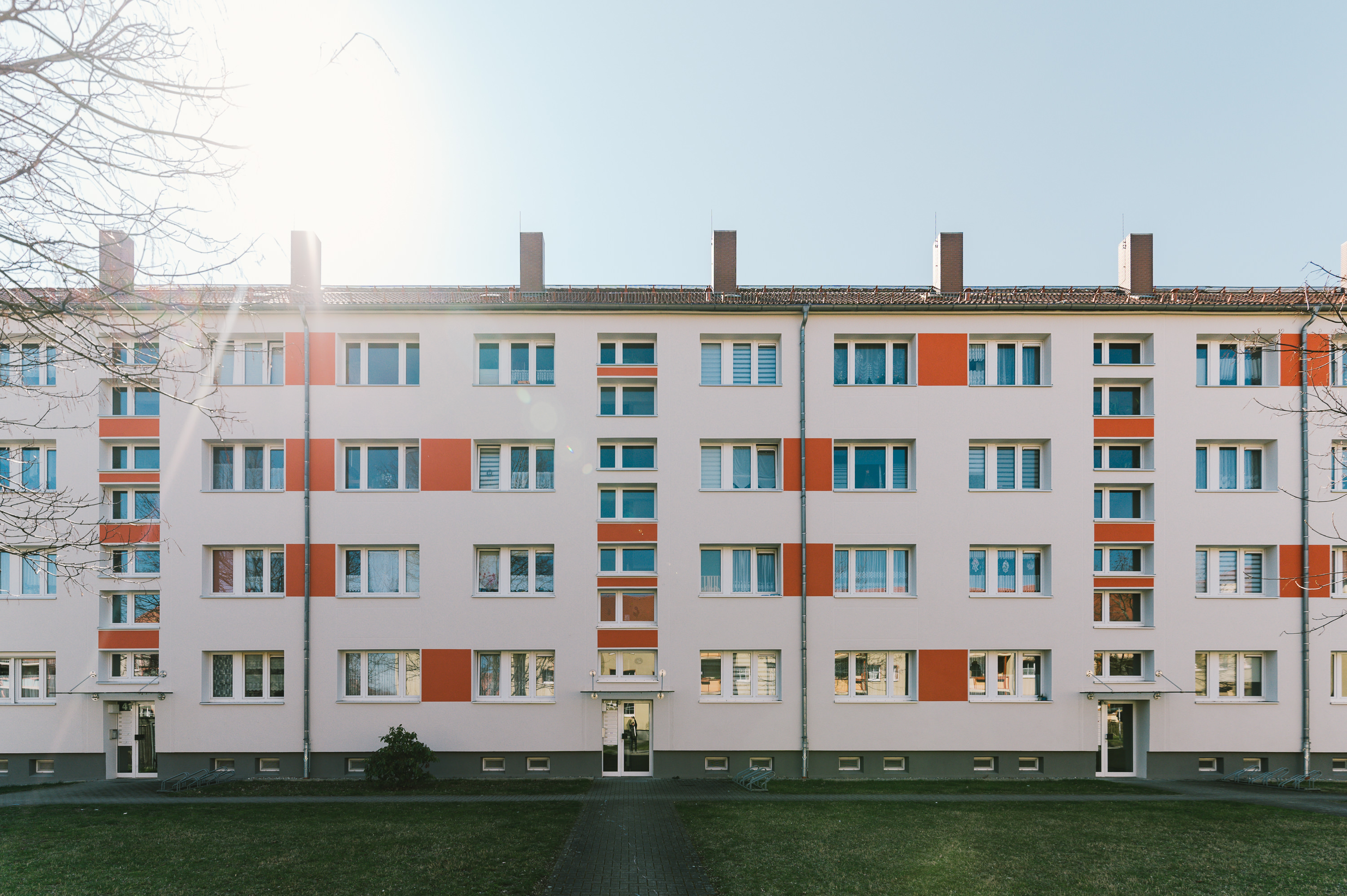 Rückseitige Ansicht der Vordächer nach der äußeren Sanierung des Bautzener Wohngebäudes P2 als Projekt des Lausitzer Architekturbüros AIP Görlitz