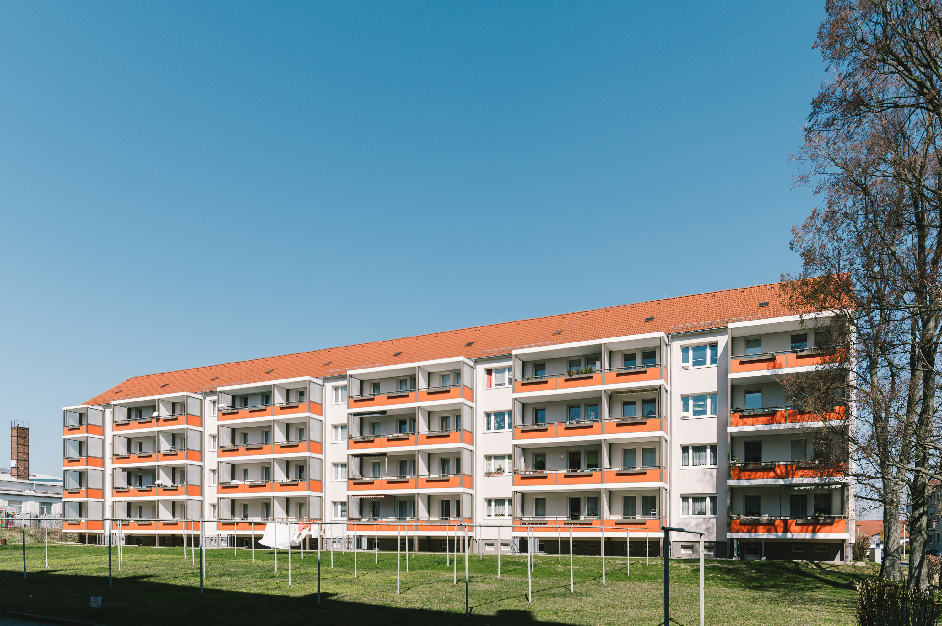 Erneuerte Doppelbalkonanlagen nach der äußeren Sanierung des Bautzener Wohngebäudes P2 als Projekt aus der Lausitz stammenden Architekturbüros AIP Görlitz