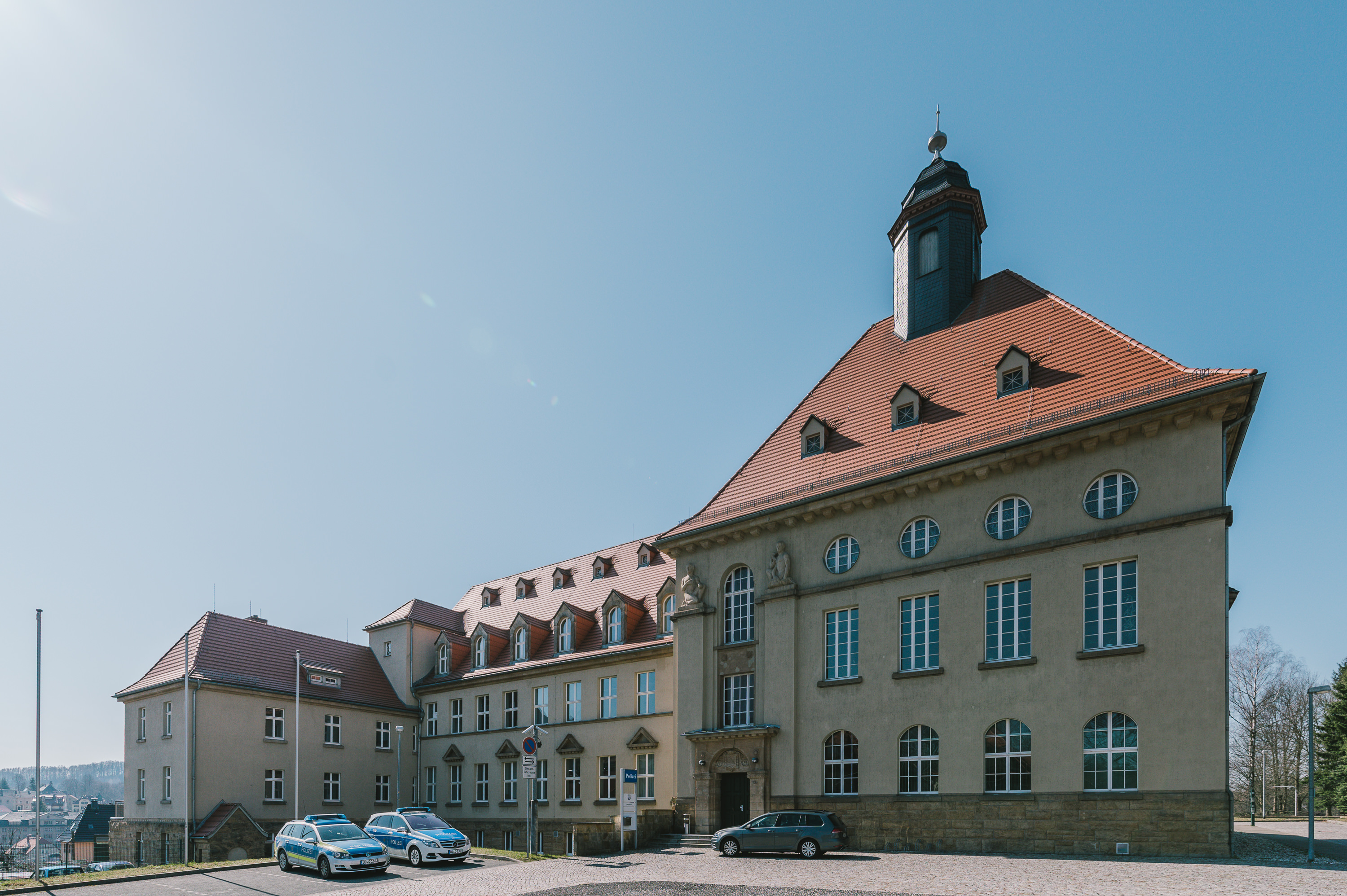 Vorderseite Polizeirevier Sebnitz als Projekt des Architekturbüros AIP Görlitz aus der Lausitz
