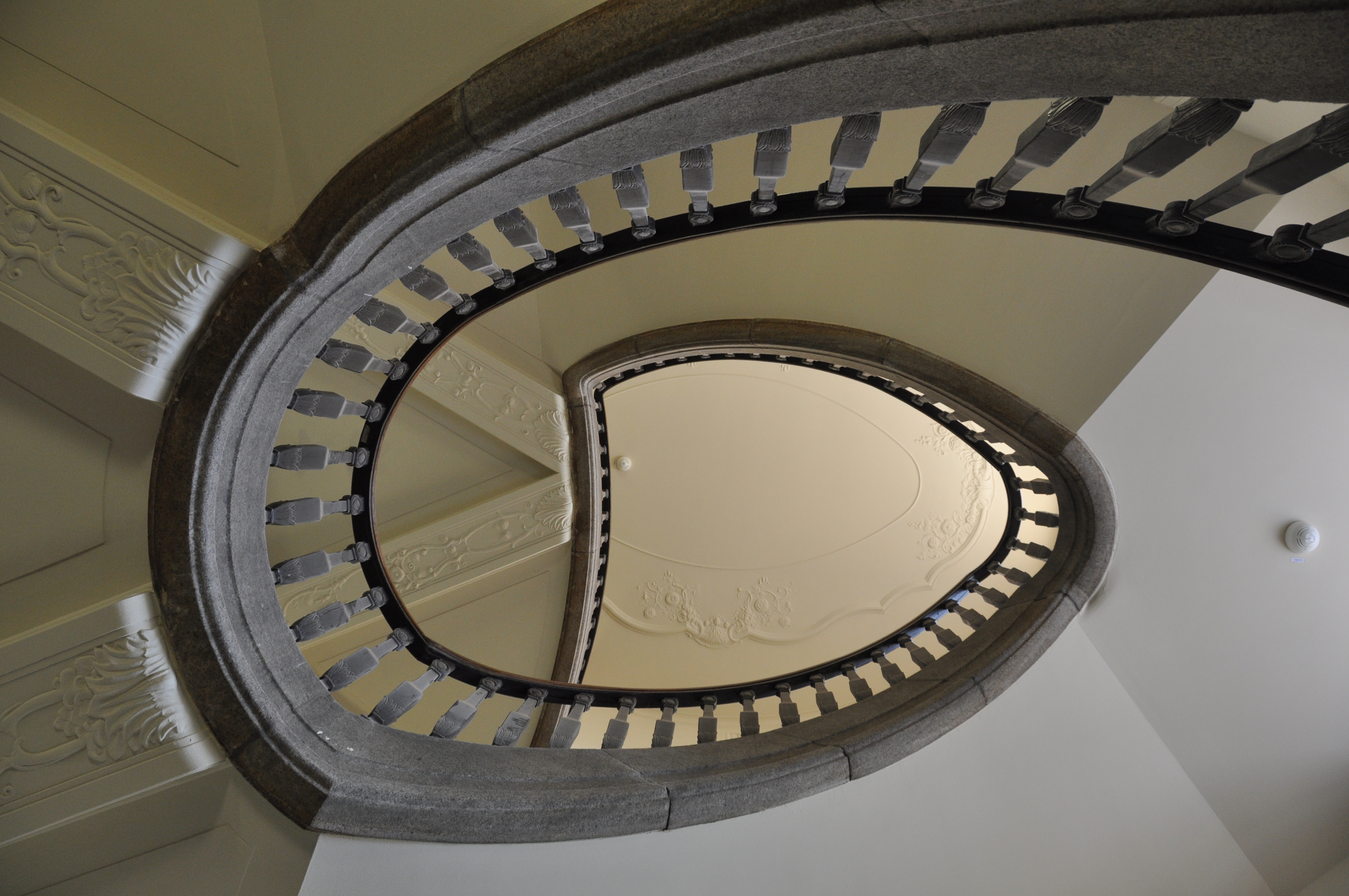 Wendeltreppe im Gebäude der Hochschule Görlitz als Projekt des Architekturbüros AIP aus der Lausitz