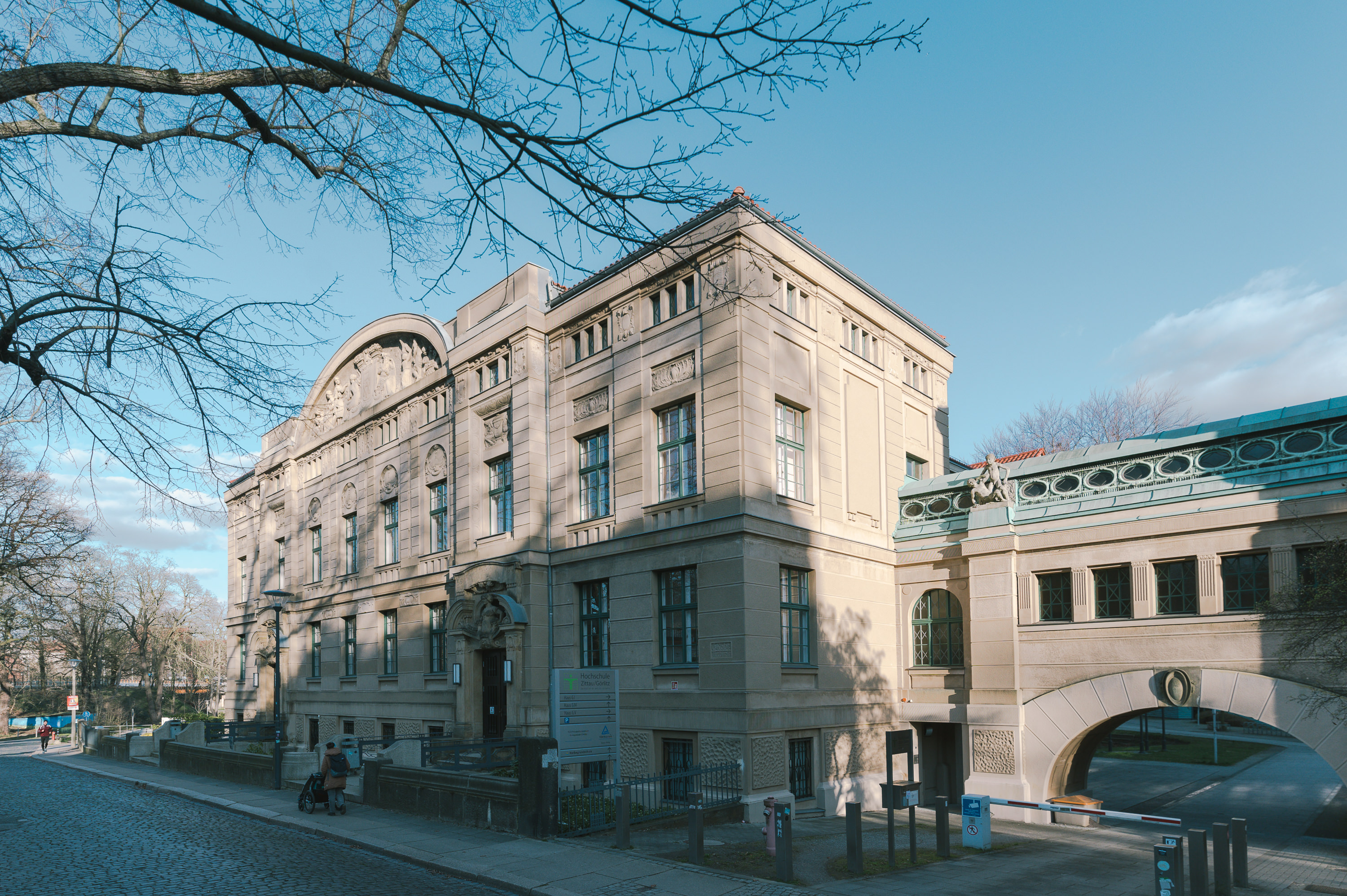 Rückseite Fassade Hochschule Görlitz als Projekt des Architekturbüros AIP aus der Lausitz