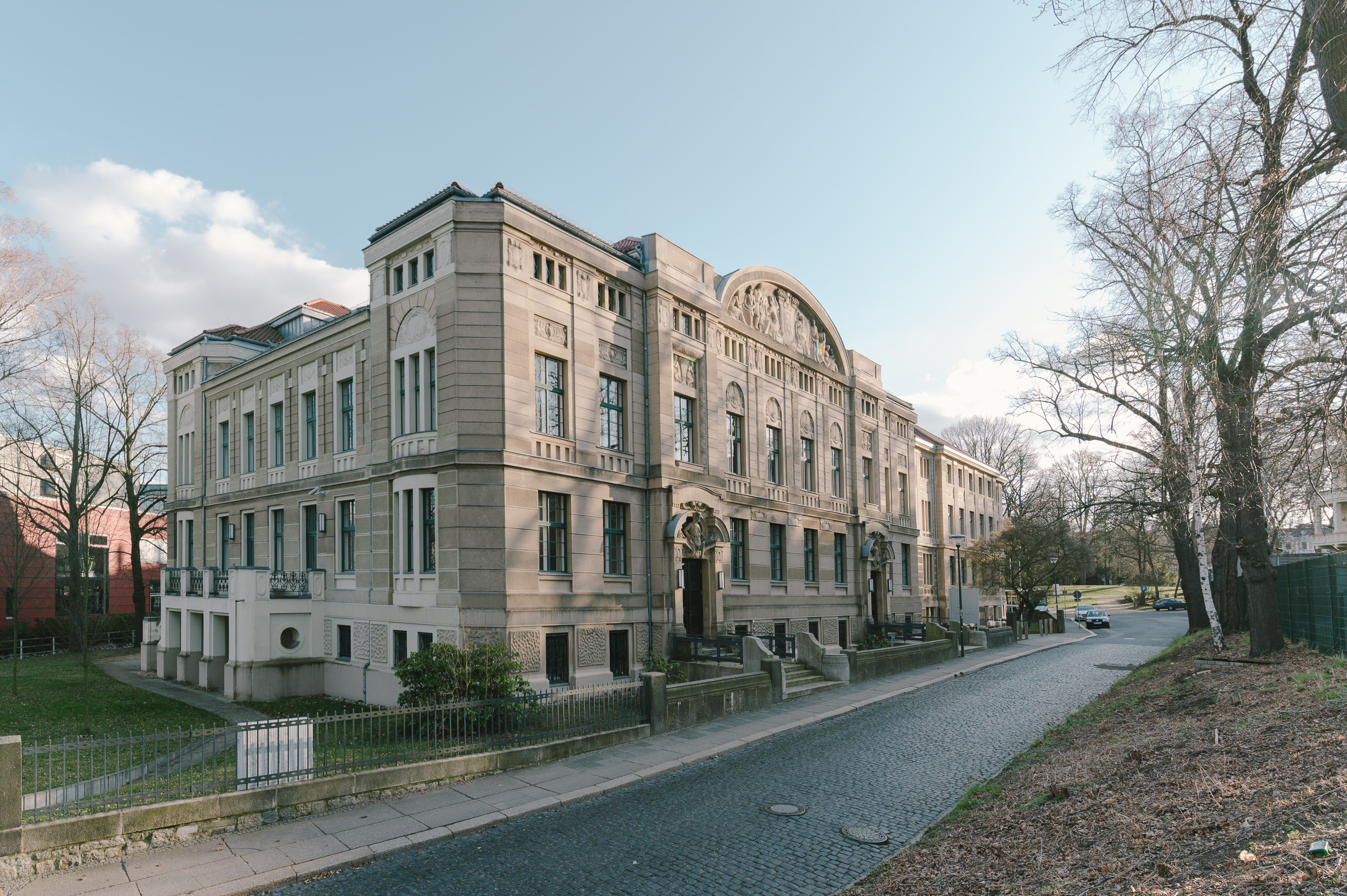Fassade Gebäude der ehemaligen Rothenburger Versicherungsanstalt der Hochschule Görlitz als Projekt des Architekturbüros AIP aus der Lausitz
