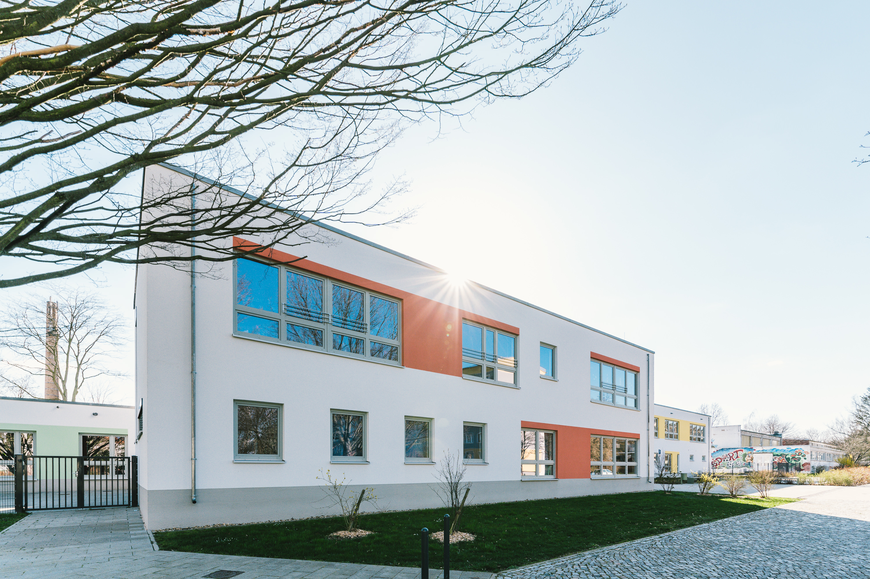 Hoffassade der Grundschule Weinhübel in Görlitz als Projekt des Lausitzer Architekturbüros AIP Görlitz