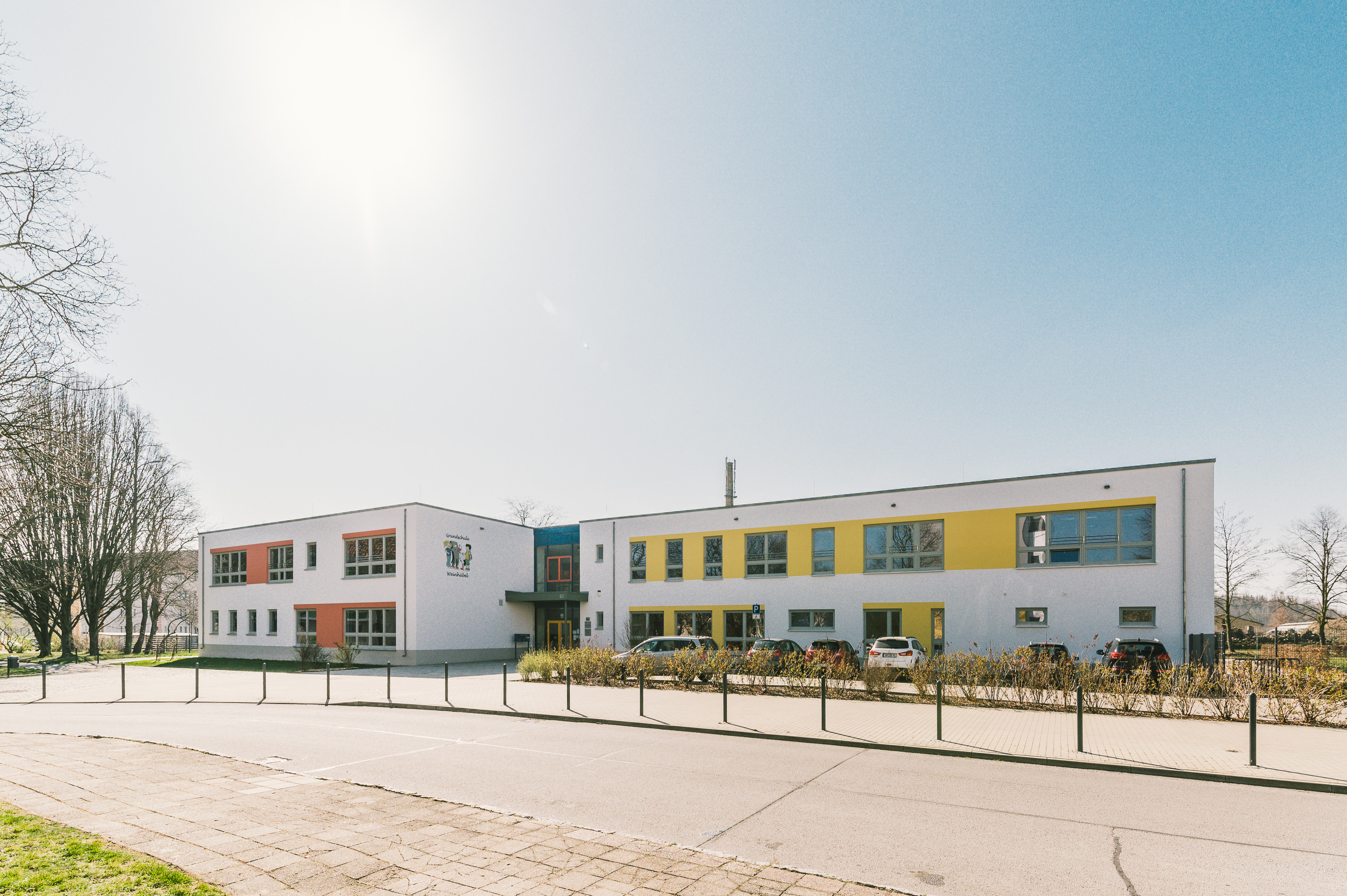 Straßenfassade der Weinhübel Grundschule Görlitz als Projekt des Architekturbüros AIP aus der Lausitz