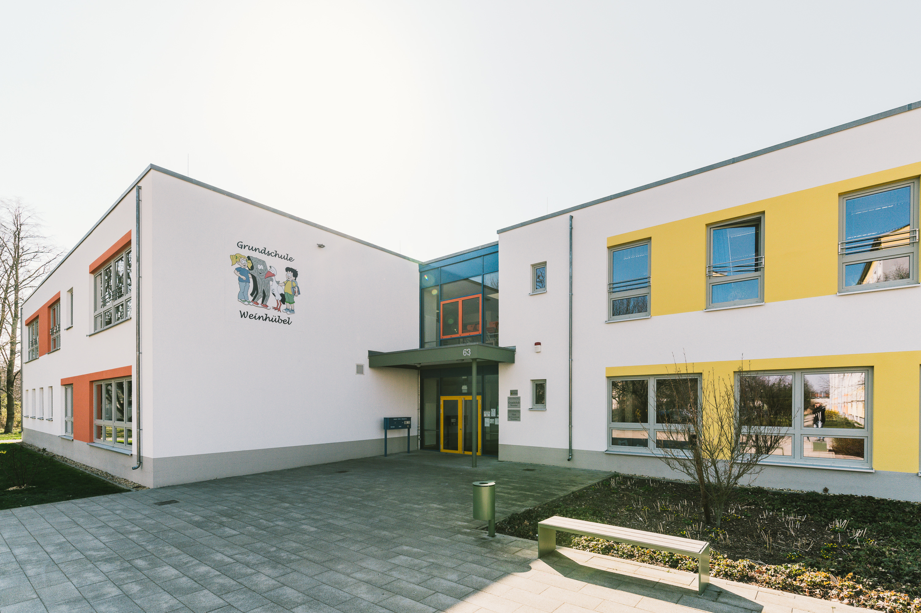 Haupteingang der Görlitzer Grundschule Weinhübel in Görlitz als Projekt des Lausitzer Architekturbüros AIP 