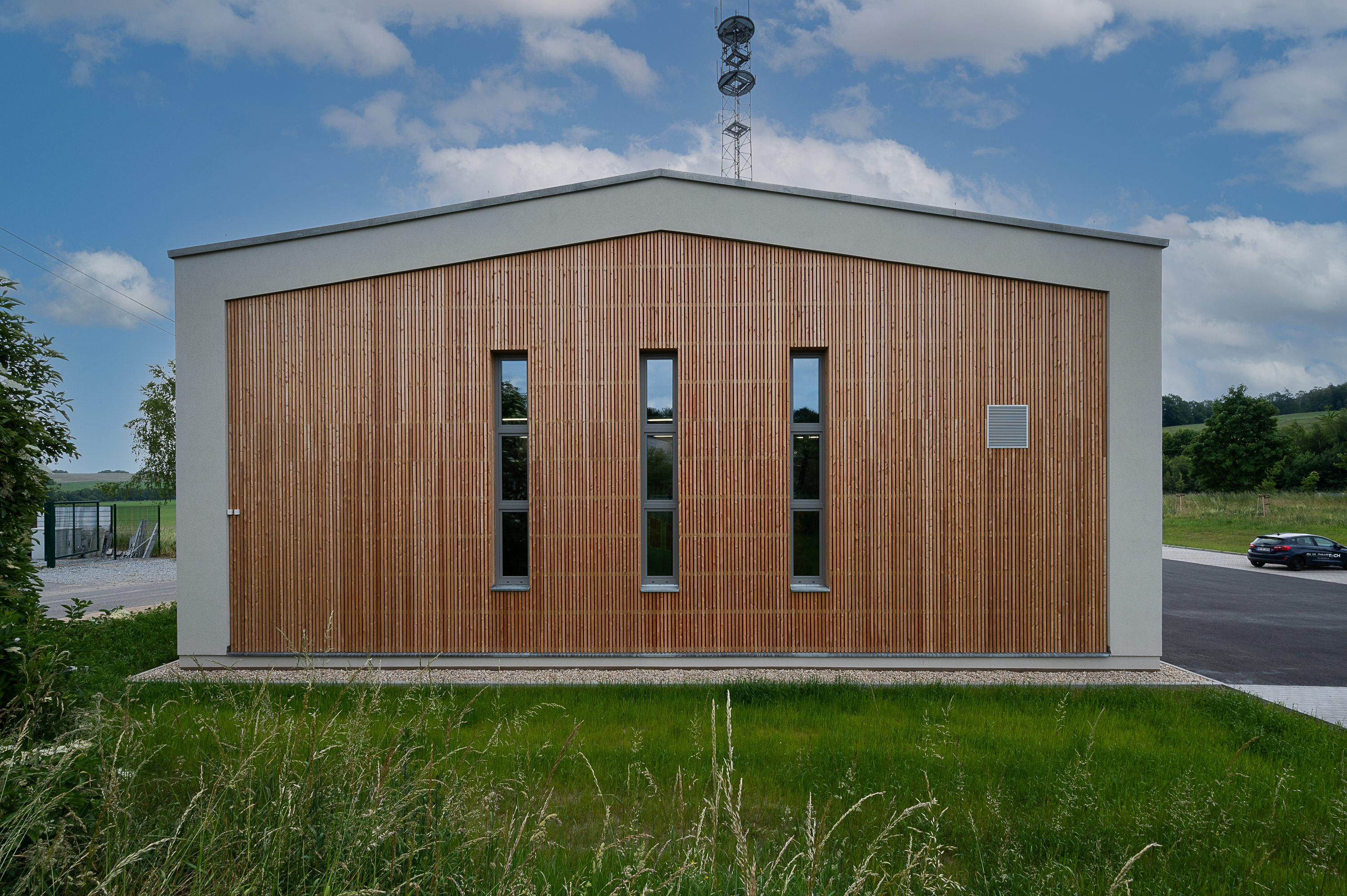 Vorhangfassade der Feuerwache am Tunnelportal BAB 4 in Kodersdorf, welche durch das Lausitzer Architekturbüro AIP Görlitz errichtet wurde