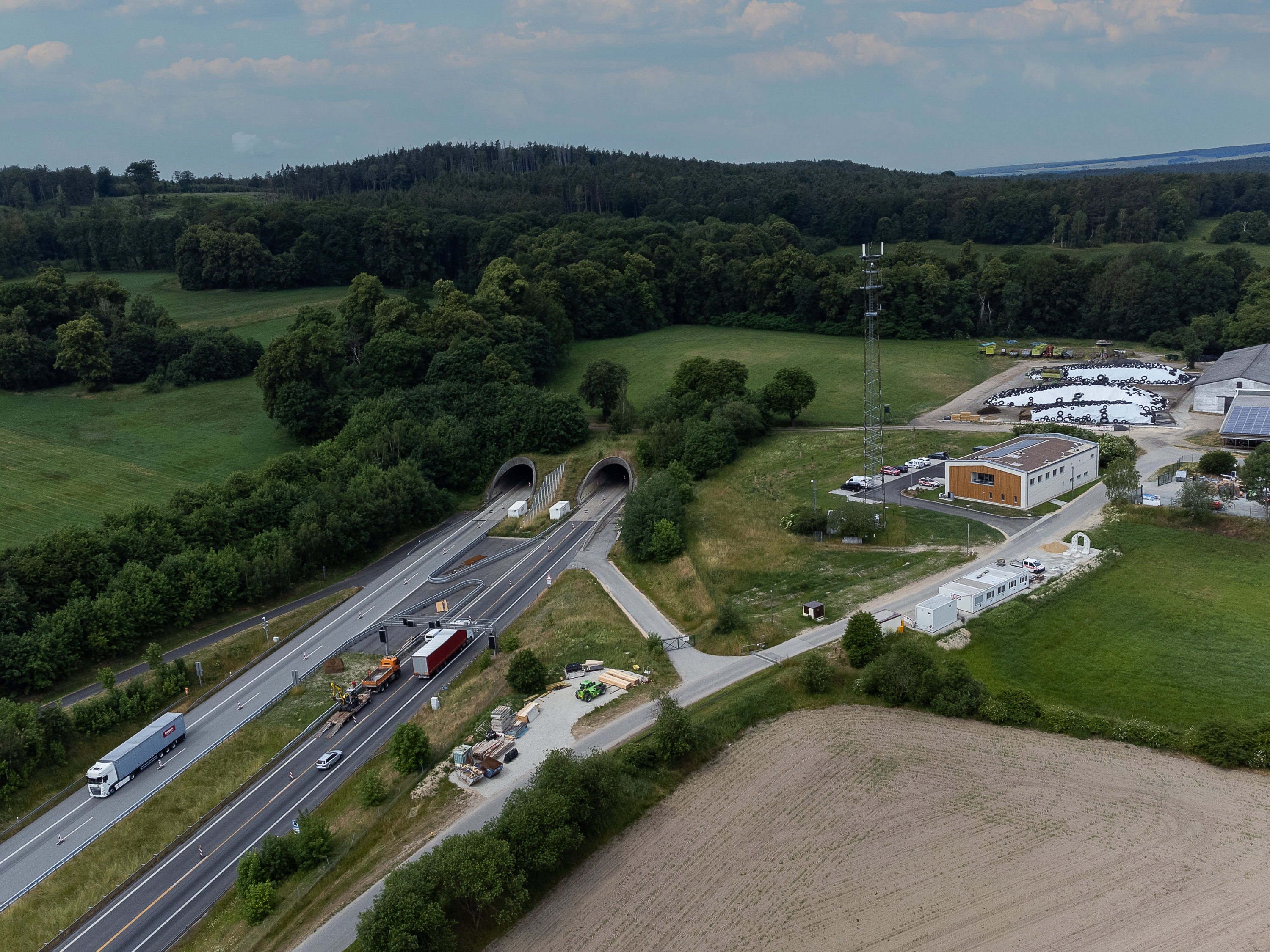 Ansicht aus der Luft auf das Tunnelportal BAB 4 in Kodersdorf mitsamt Feuerwache, welche durch das Lausitzer Architekturbüro AIP Görlitz errichtet wurde